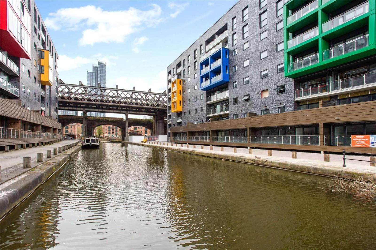 Spacious 2 Bed In Central Apartment