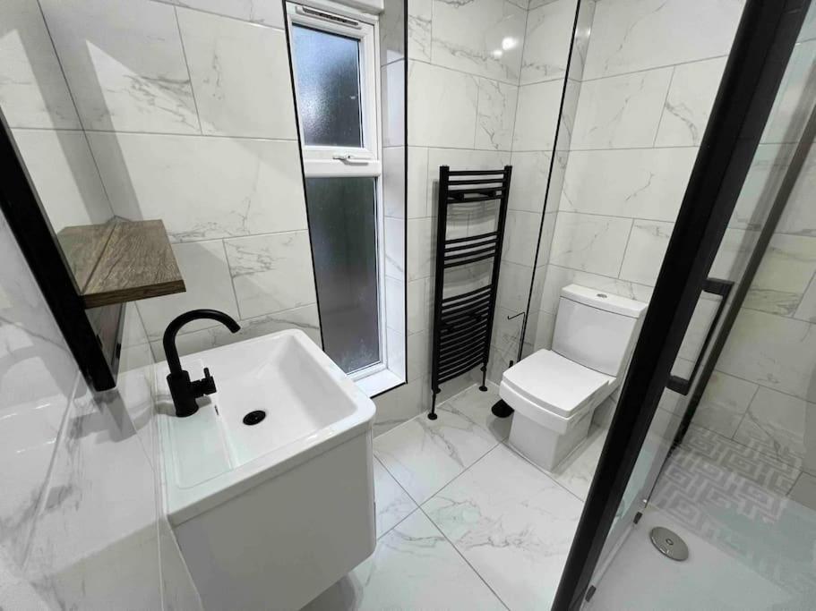 Modern 4 Bedroom House - 8 Beds - Contractors - Free Parking - Large Family * Manchester