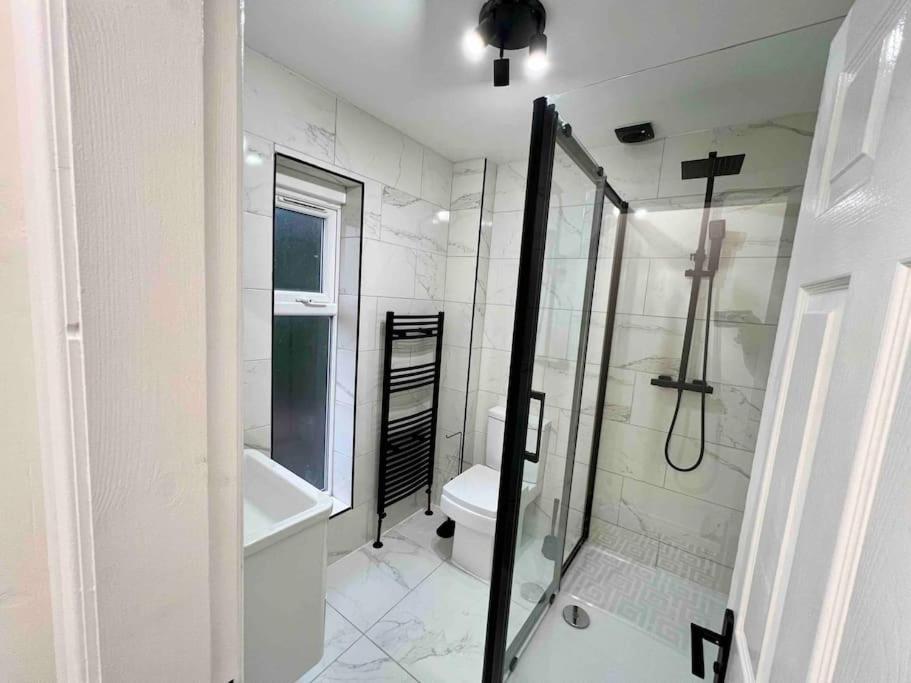 Holiday home Modern 4 Bedroom House - 8 Beds - Contractors - Free Parking - Large Family