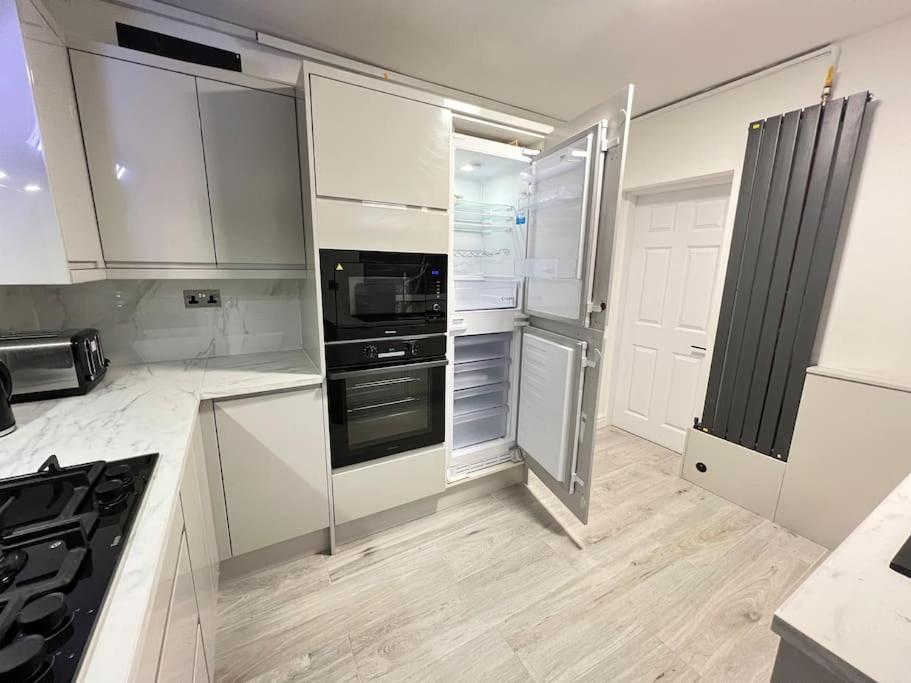 Holiday home Modern 4 Bedroom House - 8 Beds - Contractors - Free Parking - Large Family *