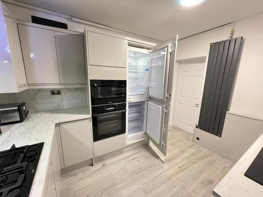 Modern 4 Bedroom House - 8 Beds - Contractors - Free Parking - Large Family Holiday home Manchester