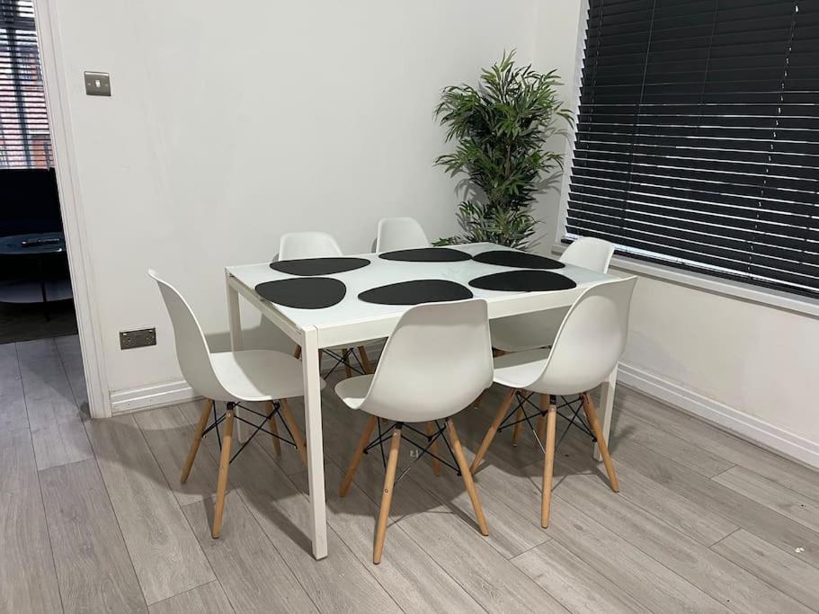 Modern 4 Bedroom House - 8 Beds - Contractors - Free Parking - Large Family *