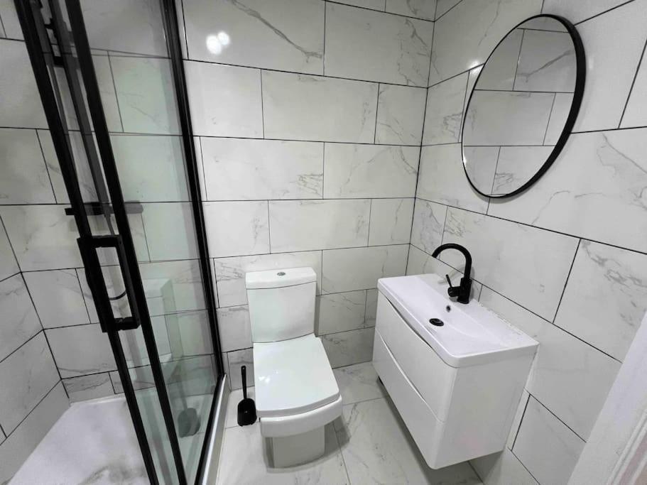 Modern 4 Bedroom House - 8 Beds - Contractors - Free Parking - Large Family Manchester