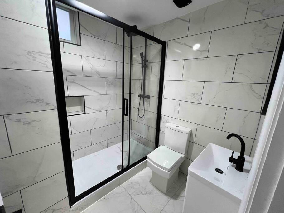 Modern 4 Bedroom House - 8 Beds - Contractors - Free Parking - Large Family