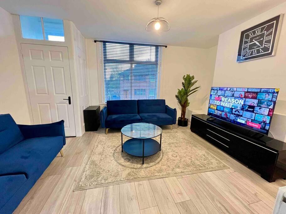 Modern 4 Bedroom House - 8 Beds - Contractors - Free Parking - Large Family Holiday home *