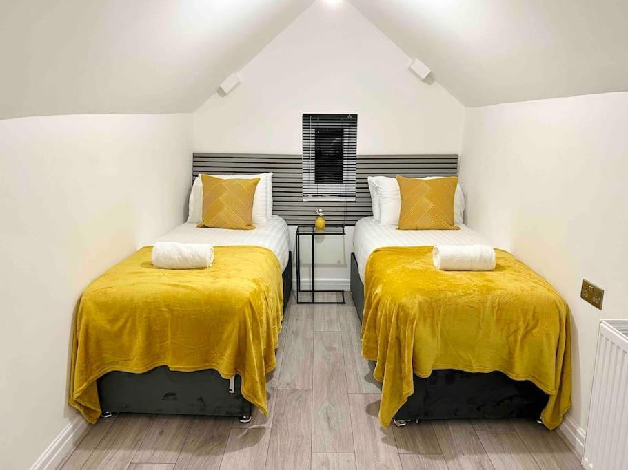 Modern 4 Bedroom House - 8 Beds - Contractors - Free Parking - Large Family Holiday home Manchester