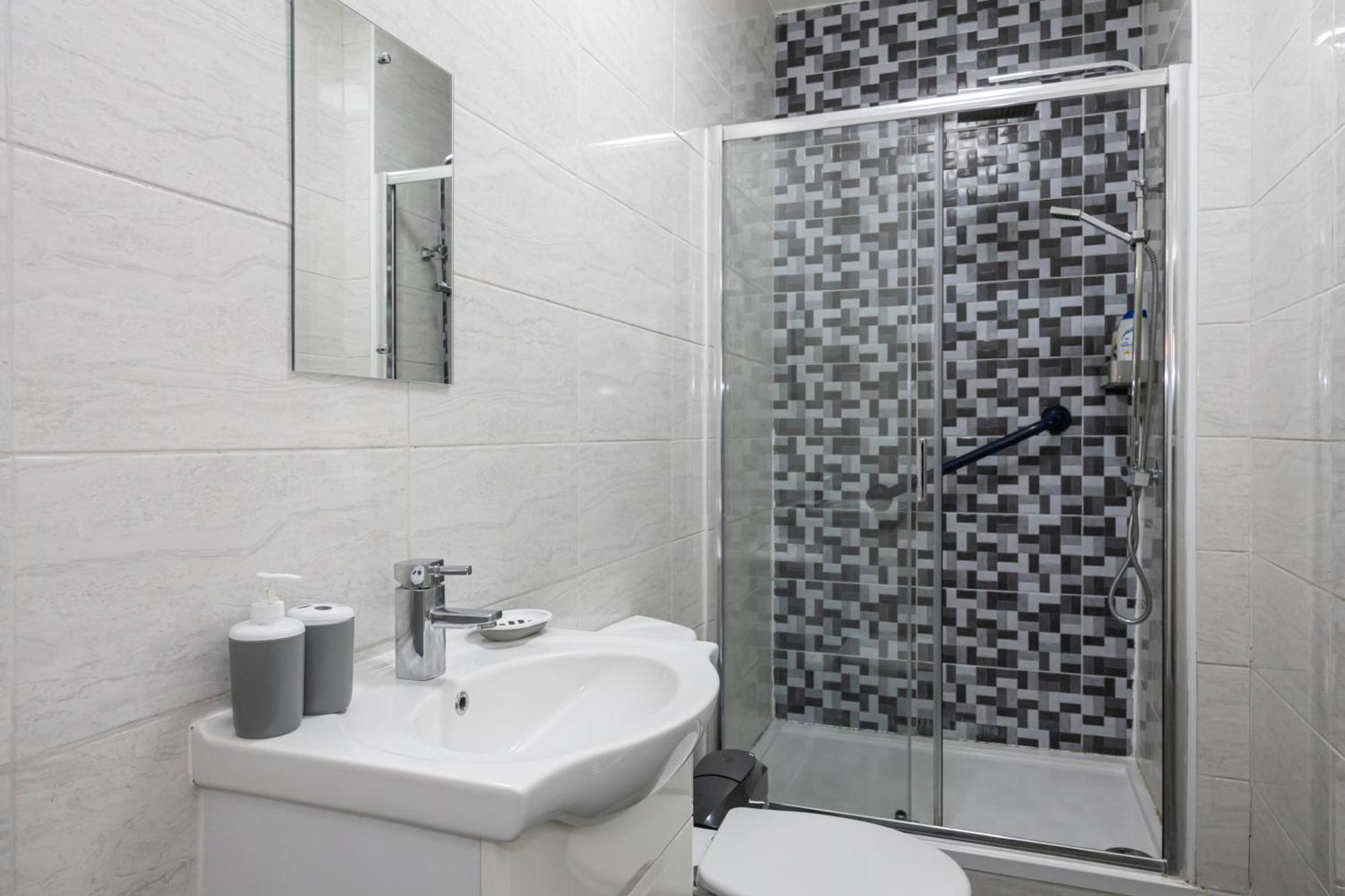 Modern Spacious 6bd Haven 8 Min From Centre