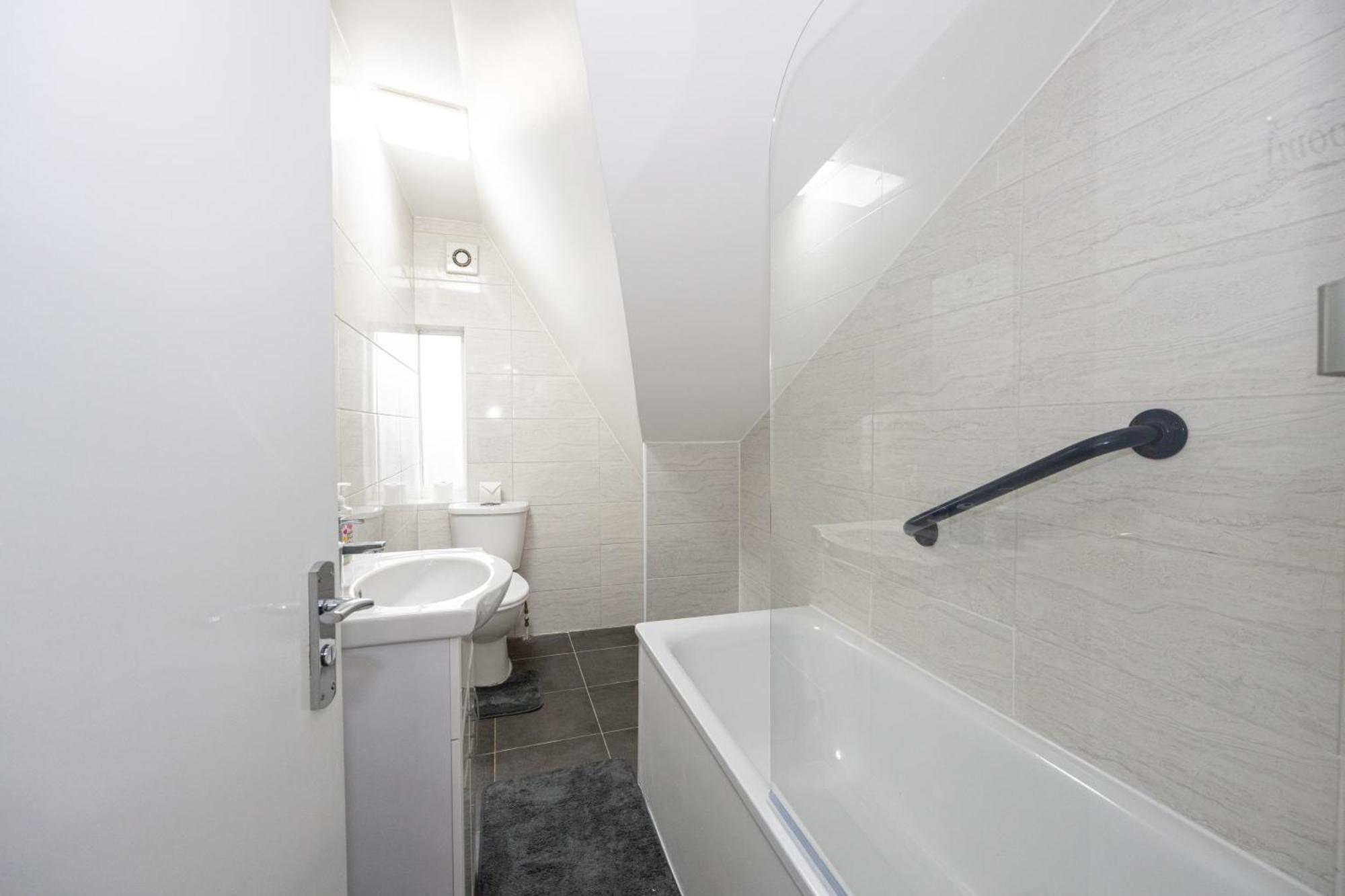 Holiday home Modern Spacious 6bd Haven 8 Min From Centre Manchester