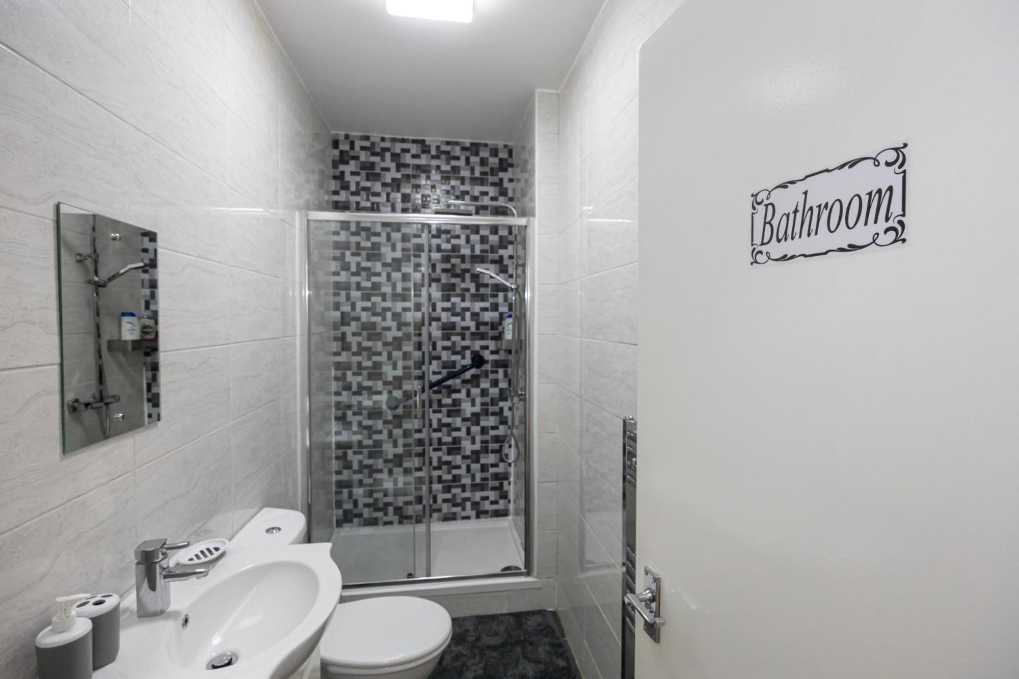 Modern Spacious 6bd Haven 8 Min From Centre Holiday home