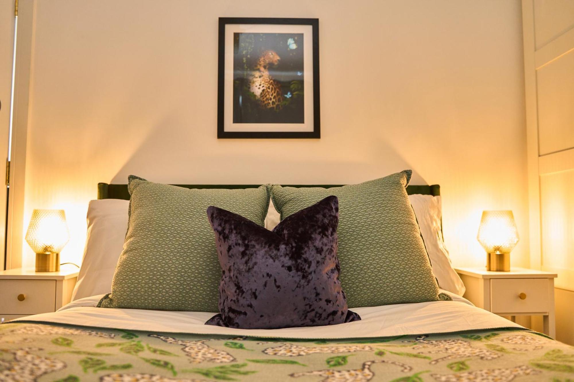 Chic Family With Garden Fire Pit & Event Space, Hot Tub Holiday home Manchester