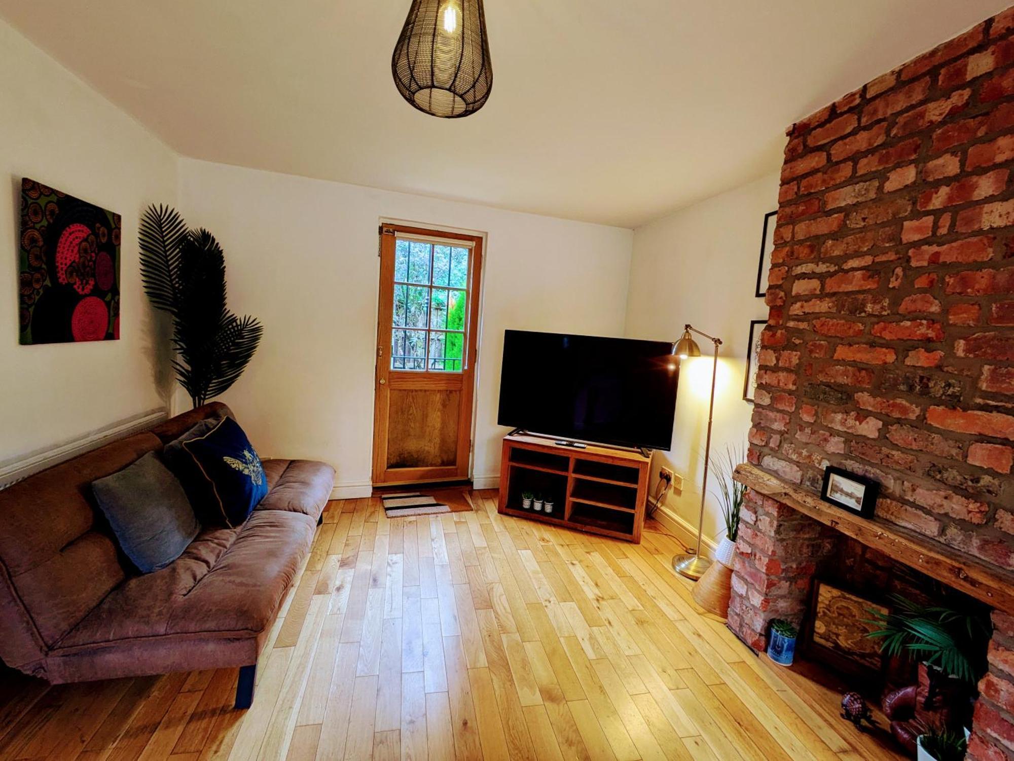 Detached House With Gated Parking In Whalley Range * Manchester