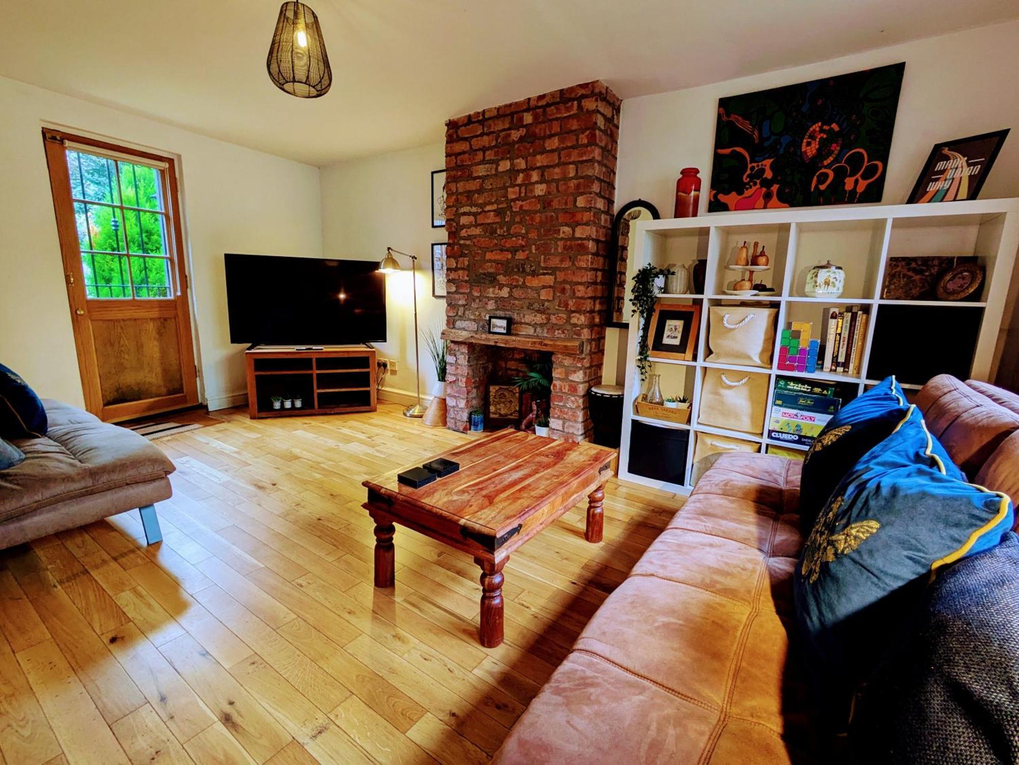 Detached House With Gated Parking In Whalley Range Villa