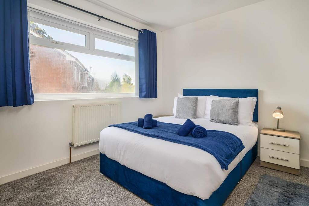 Spacious 4bed Home, Sleeps 10, Pool Table, Parking, Perfect For Groups Apartment