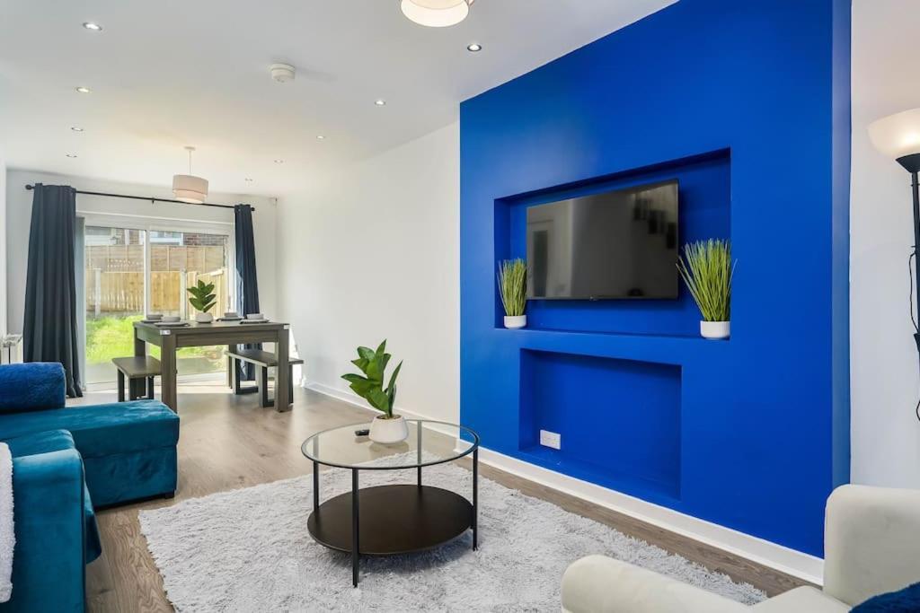 Spacious 4bed Home, Sleeps 10, Pool Table, Parking, Perfect For Groups Manchester