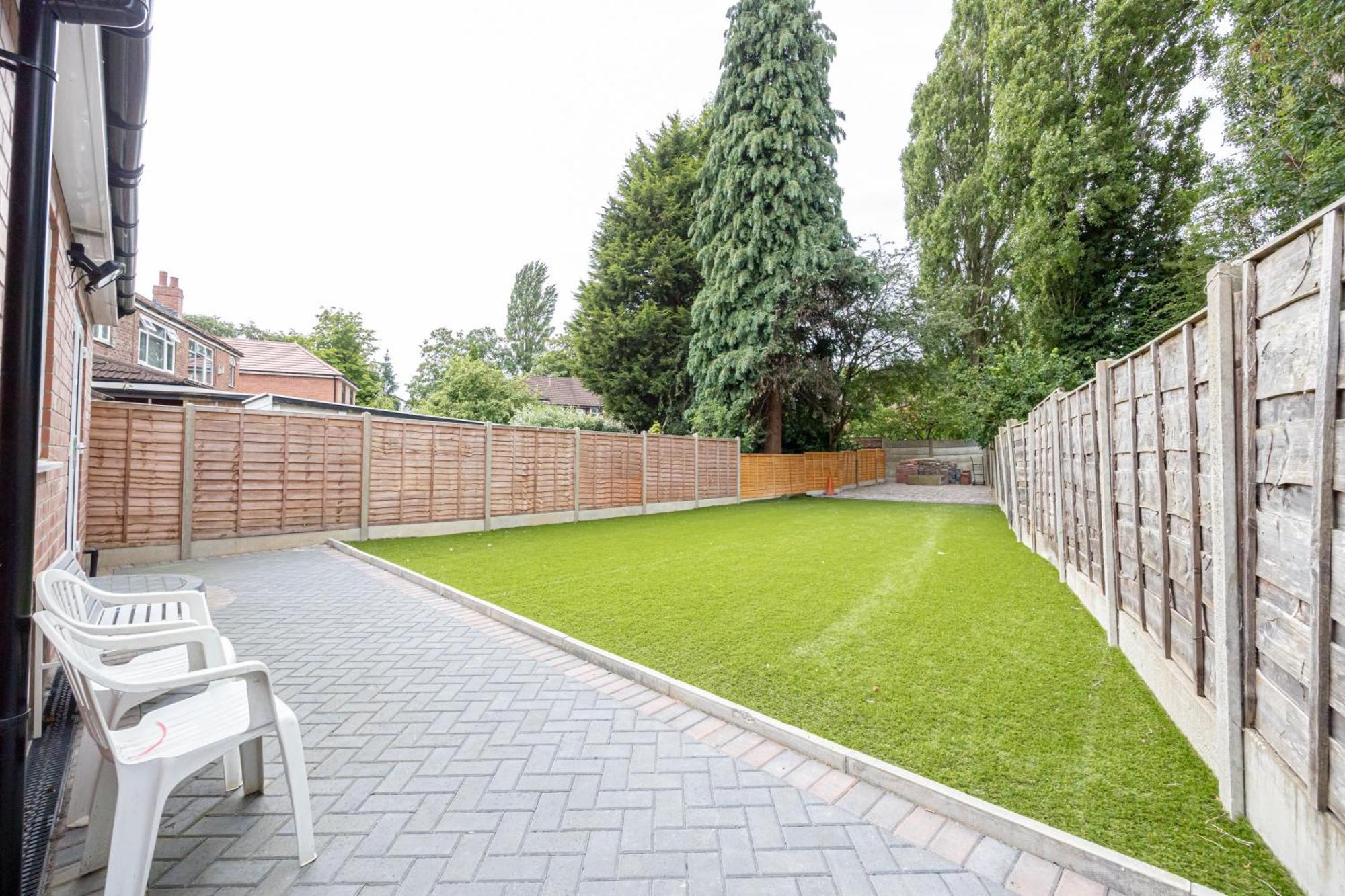 The Kent Luxury House Sleeps 14 Free Parking