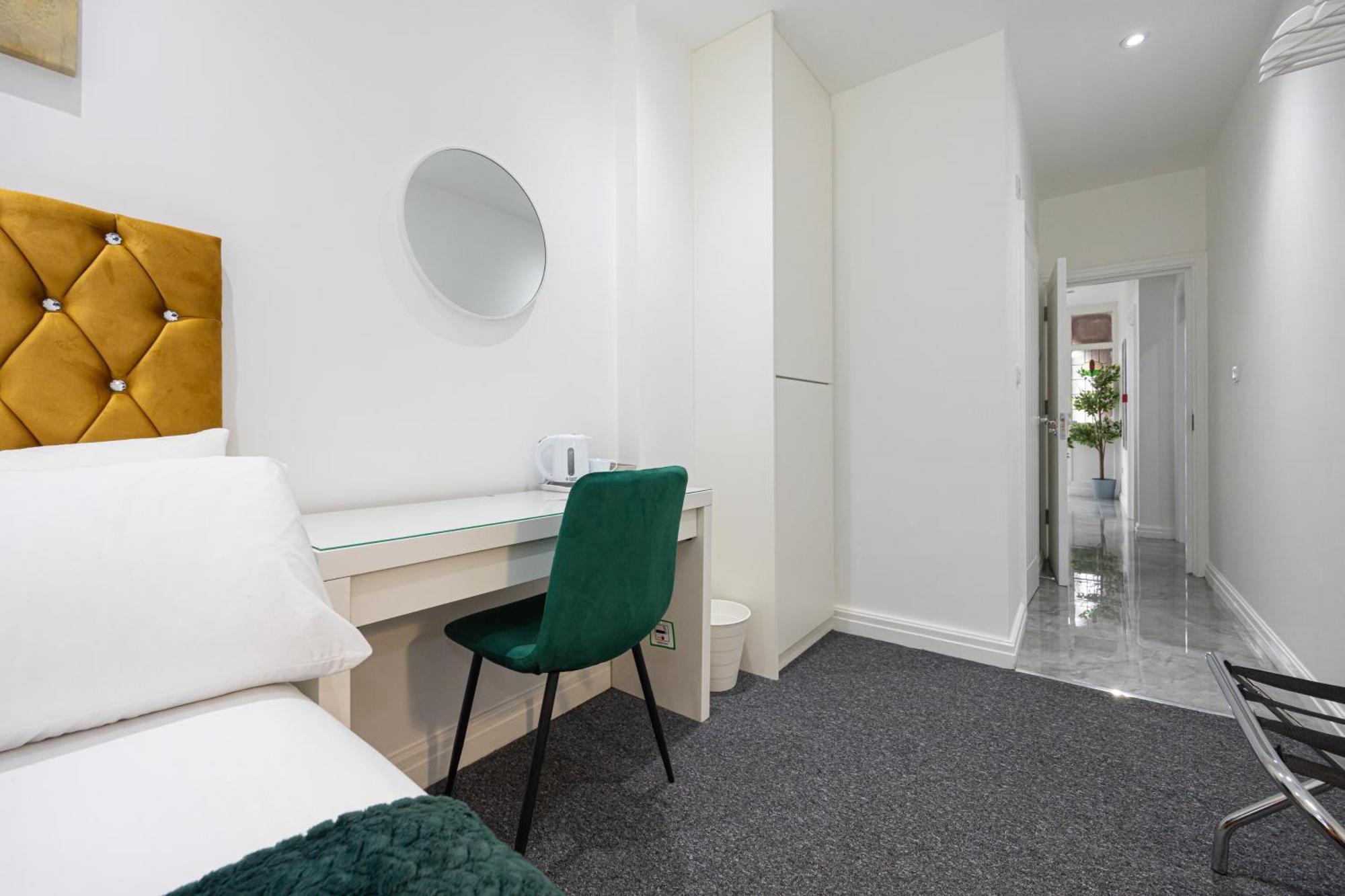 The Kent Luxury House Sleeps 14 Free Parking Manchester