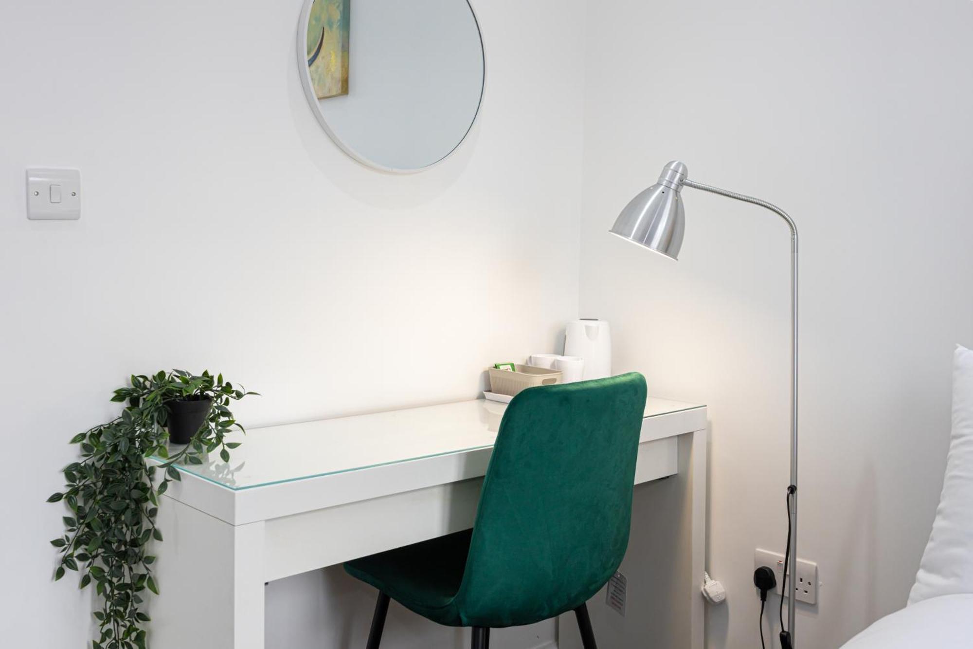 The Kent Luxury House Sleeps 14 Free Parking Holiday home