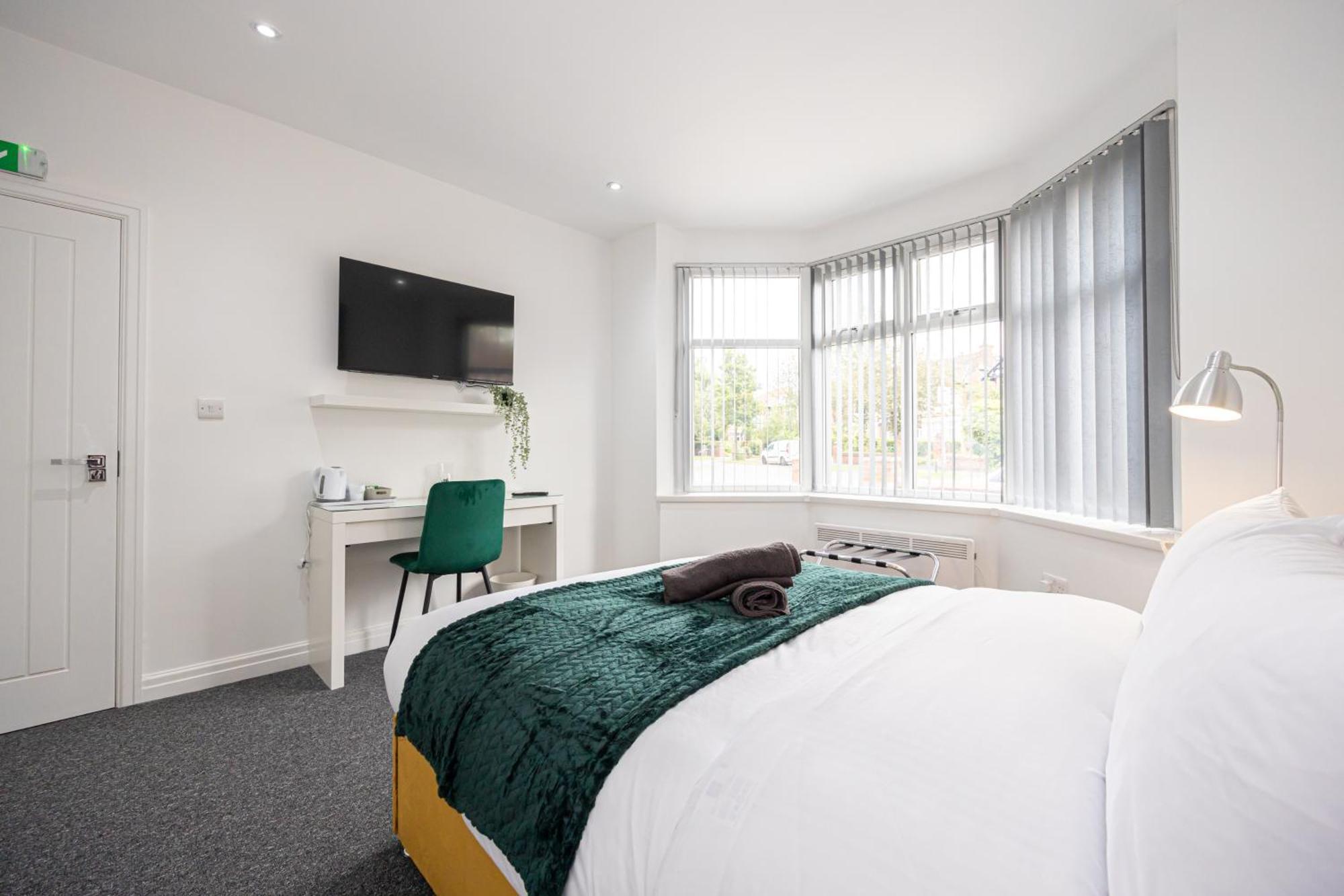 The Kent Luxury House Sleeps 14 Free Parking Holiday home Manchester