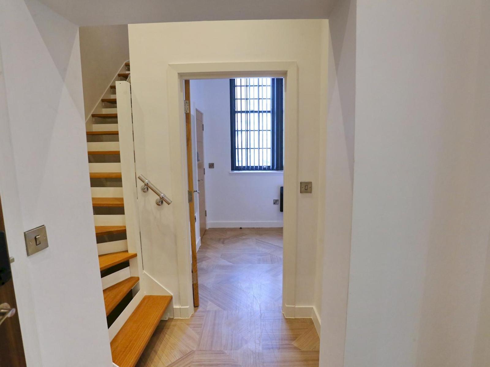 Flat 205 - Duplex Flat Perfect For Couples - Walk To Pass The Keys Apartment *