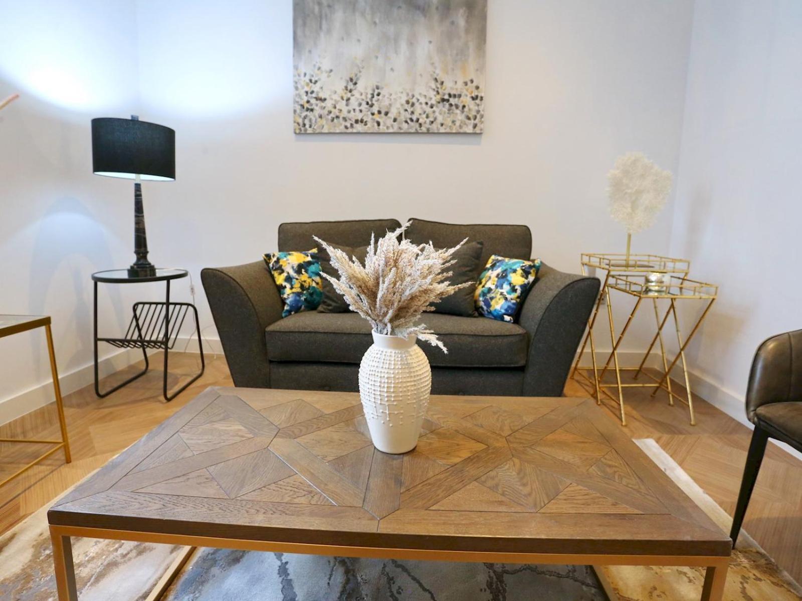Flat 205 - Duplex Flat Perfect For Couples - Walk To Pass The Keys Apartment