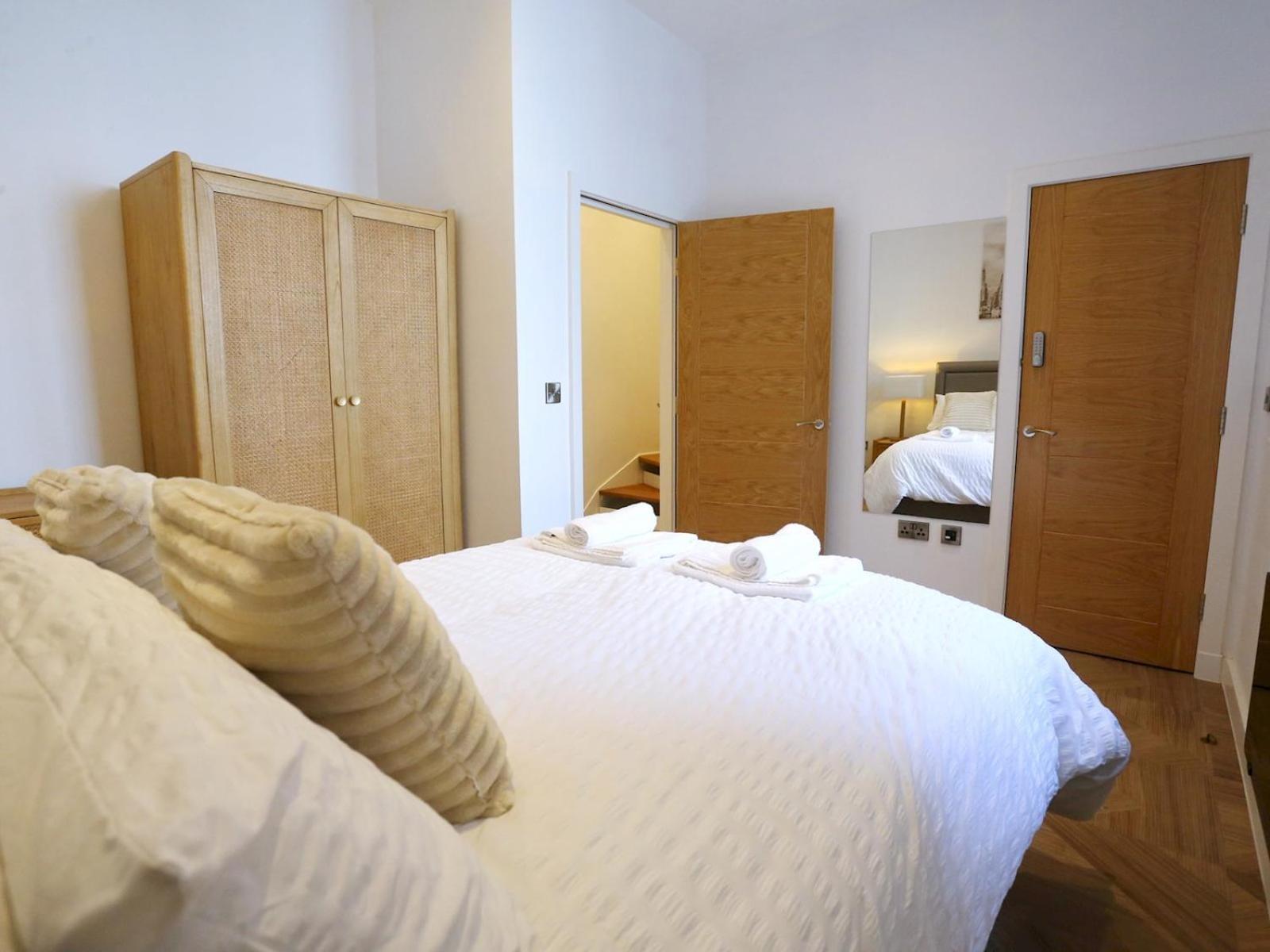 Flat 205 - Duplex Flat Perfect For Couples - Walk To Pass The Keys Manchester