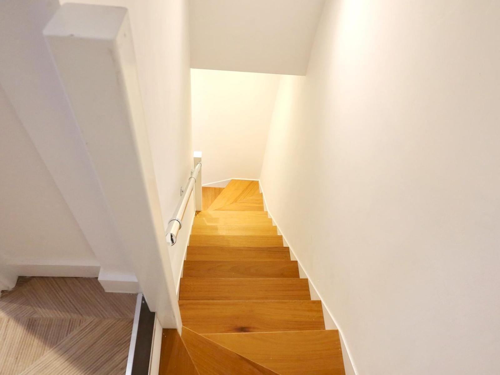 Flat 205 - Duplex Flat Perfect For Couples - Walk To Pass The Keys Apartment *