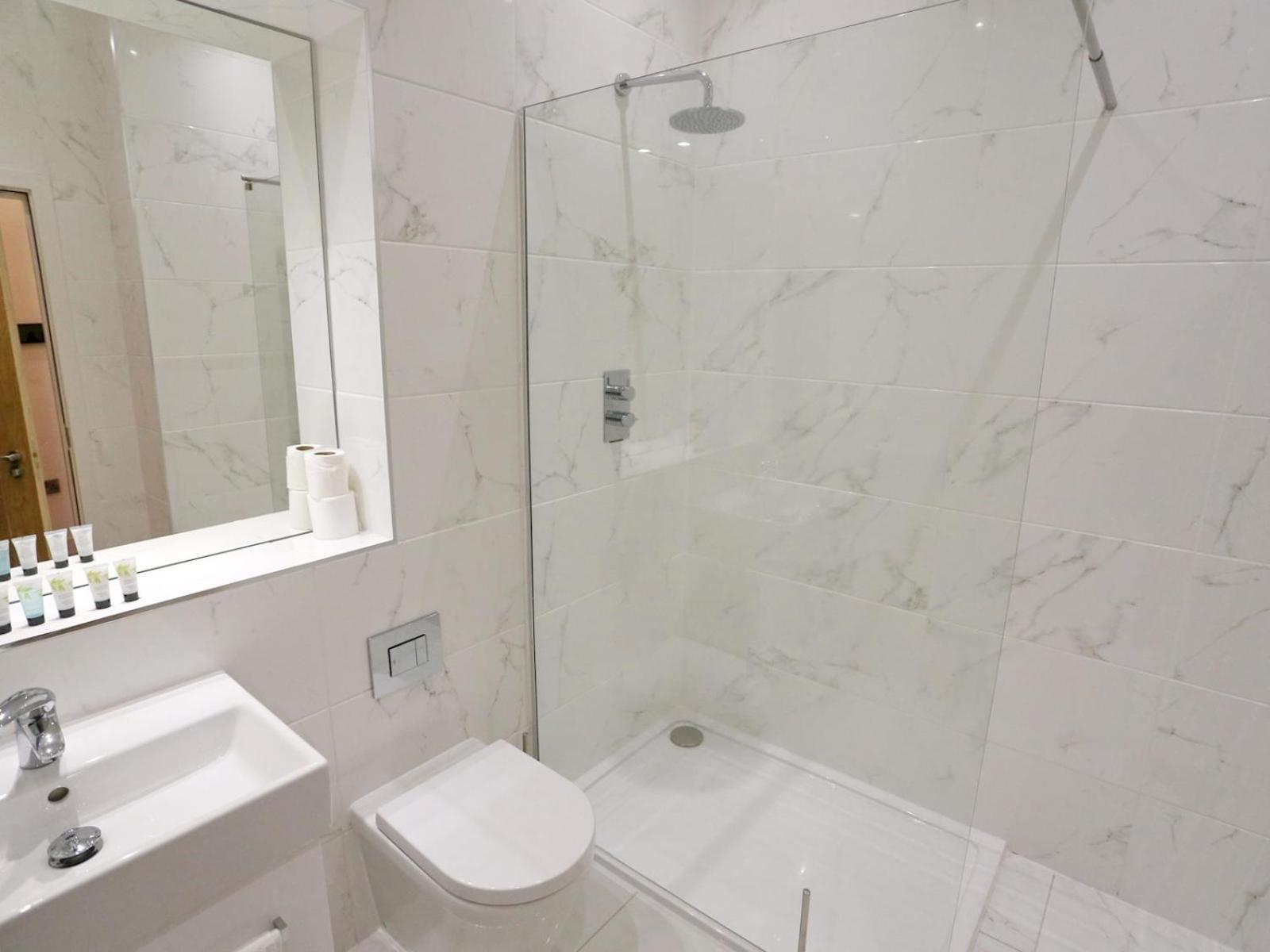 Flat 205 - Duplex Flat Perfect For Couples - Walk To Pass The Keys