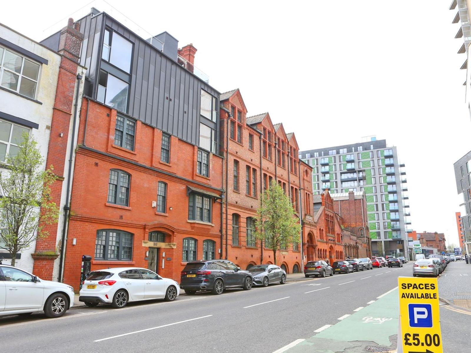 Flat 205 - Duplex Flat Perfect For Couples - Walk To Pass The Keys Apartment *