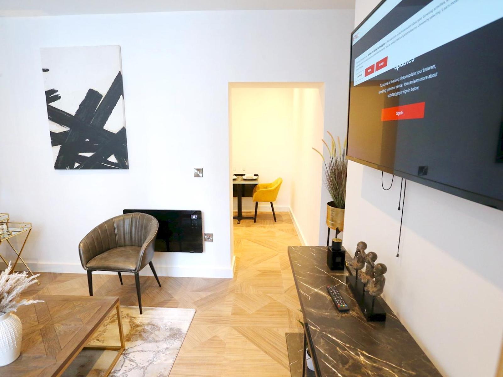 Flat 205 - Duplex Flat Perfect For Couples - Walk To Pass The Keys Apartment *