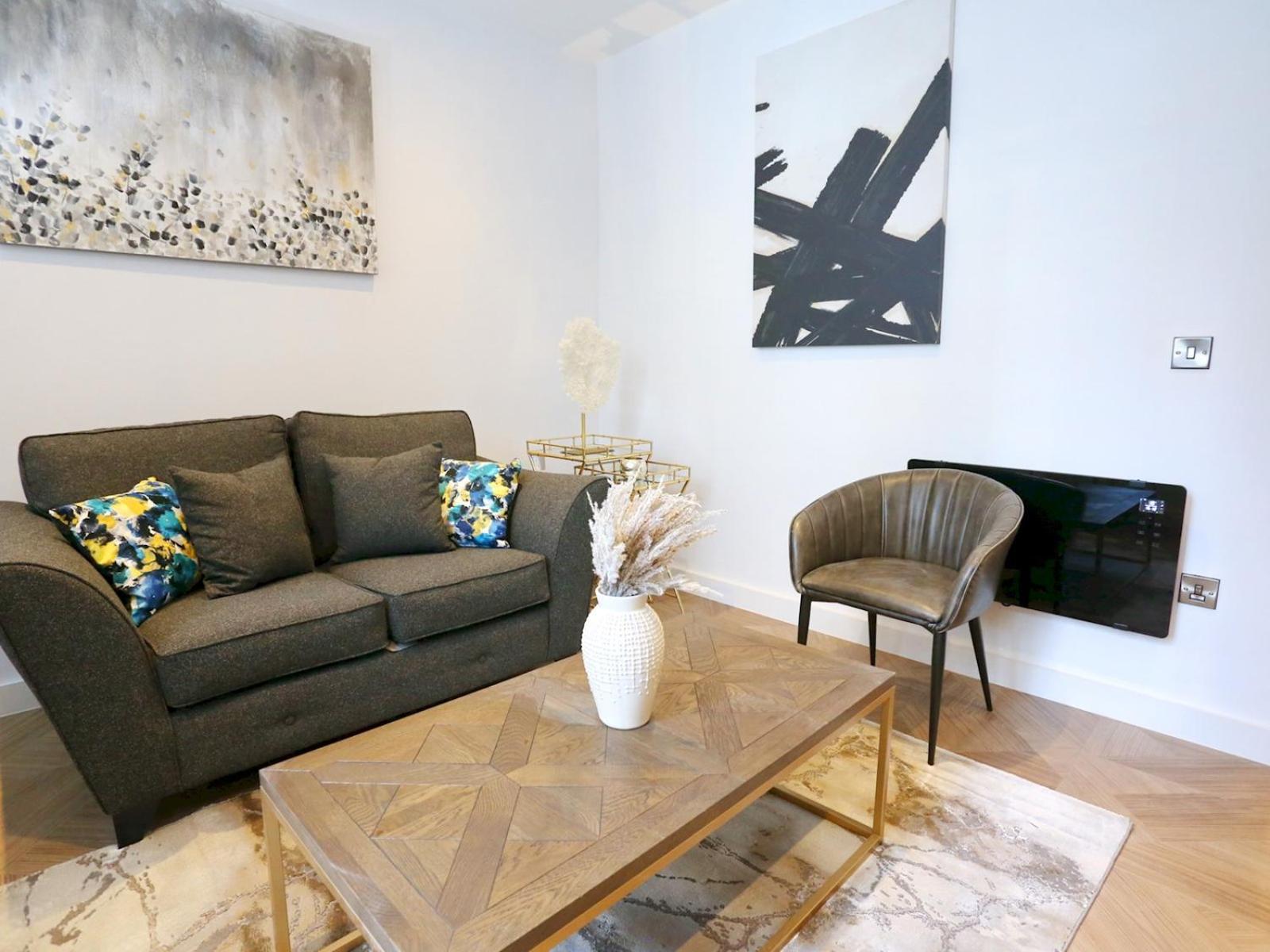 Flat 205 - Duplex Flat Perfect For Couples - Walk To Pass The Keys Apartment