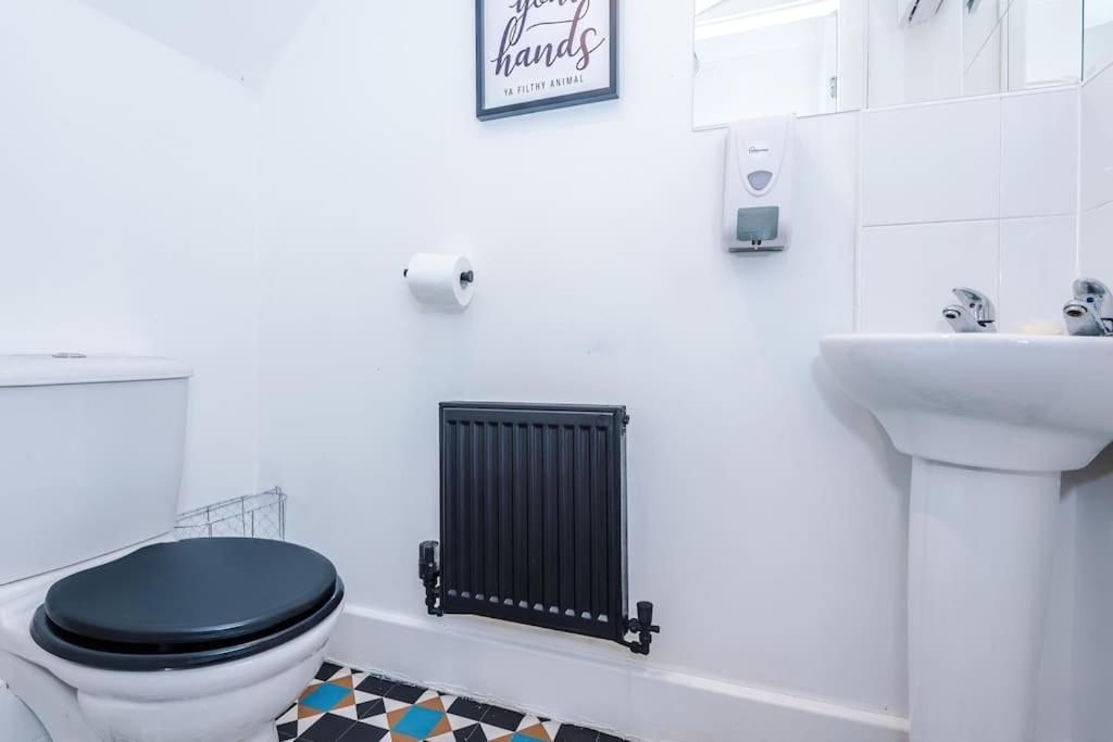 Sleeps 9, Games Room, Perfect For Groups, Driveway, Smart Tv, Available For Long * Manchester
