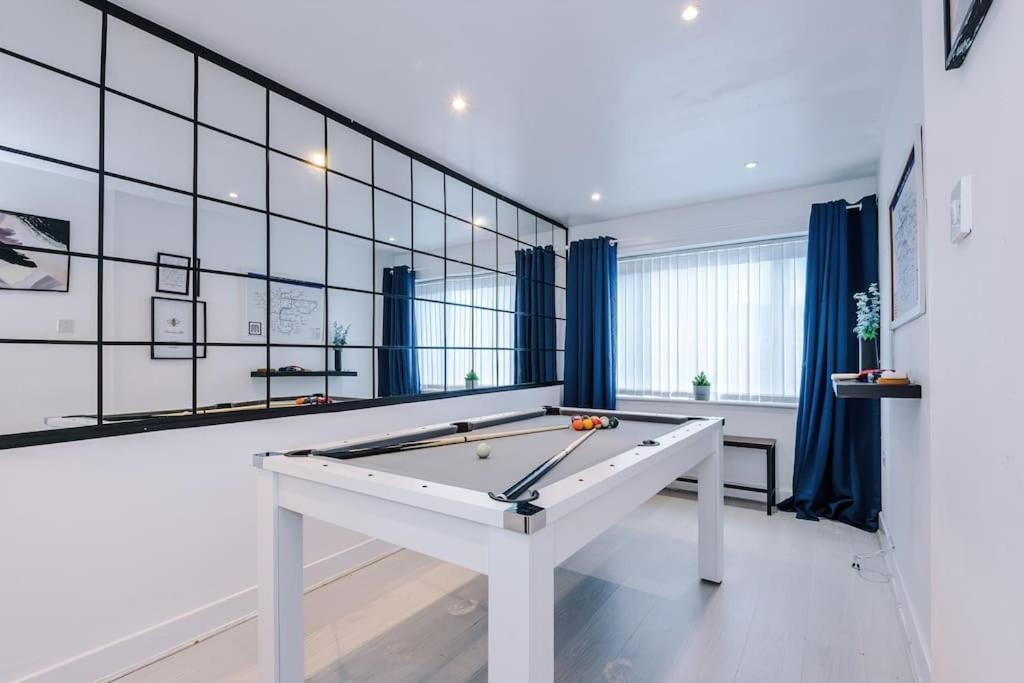 Apartment Sleeps 9, Games Room, Perfect For Groups, Driveway, Smart Tv, Available For Long Manchester