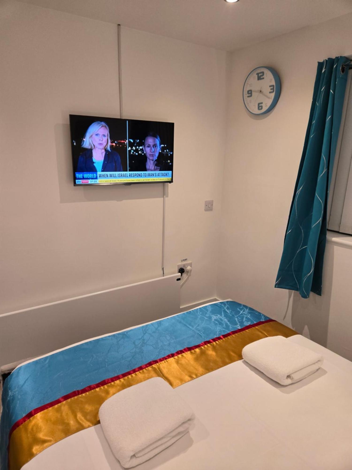 Cosy Self-contained In Salford Guest house *
