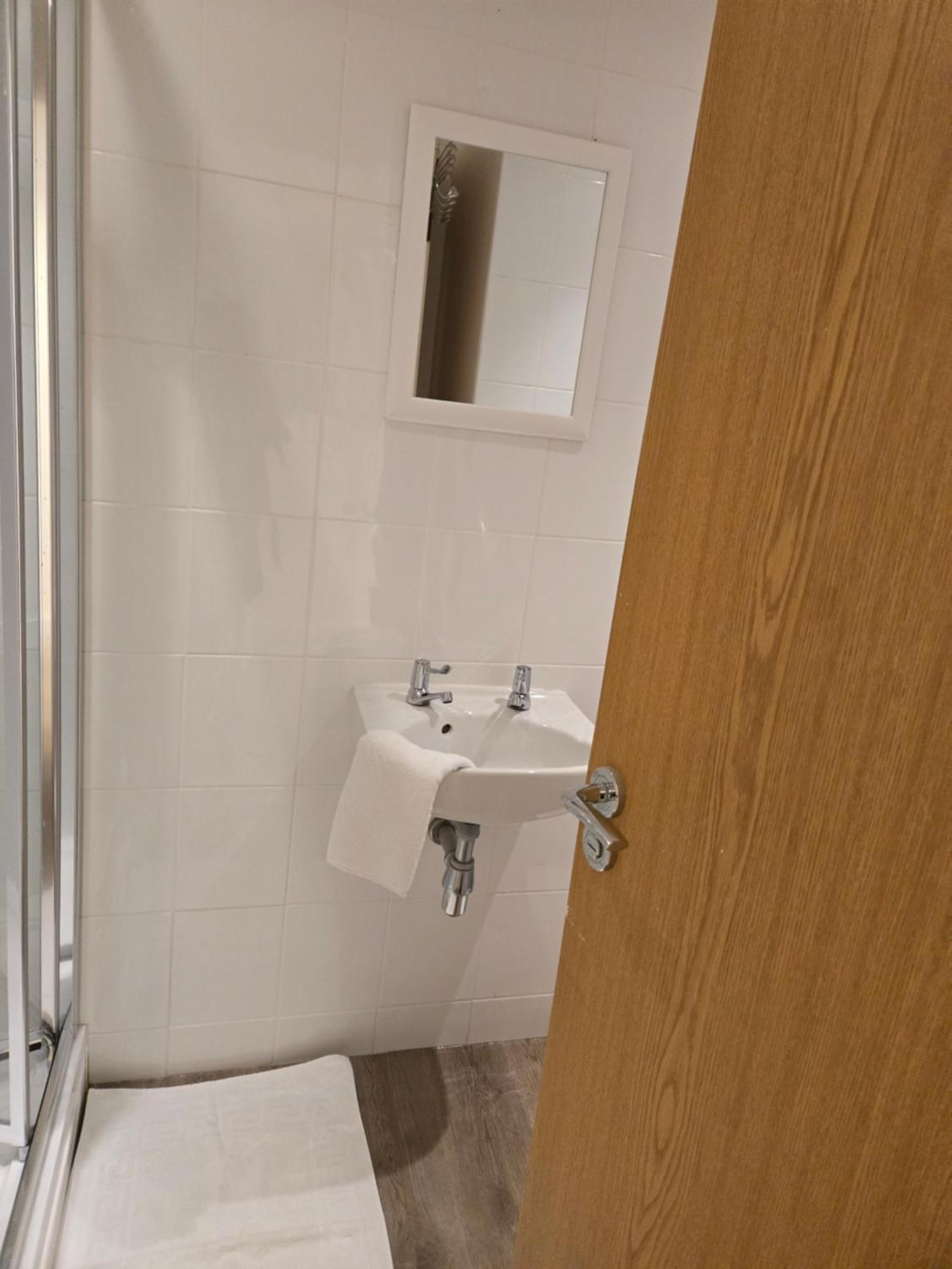 Cosy Self-contained In Salford Guest house