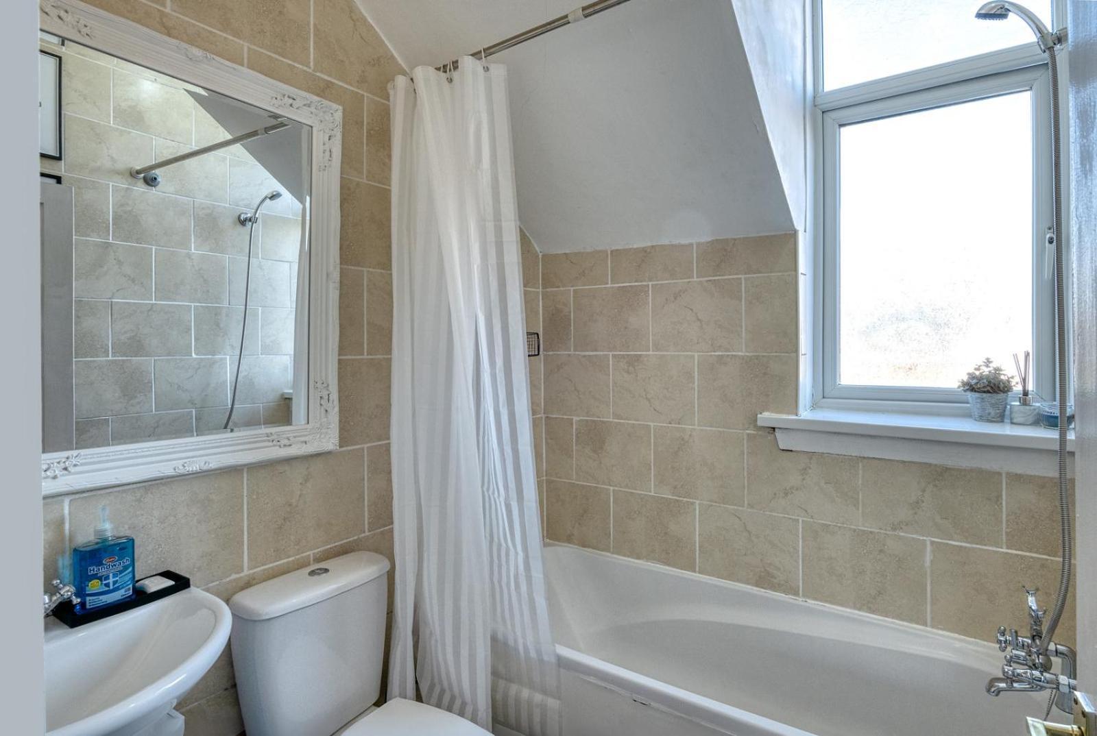 Cosy Pet Friendly Home, Fits 6, Free Parking * Manchester