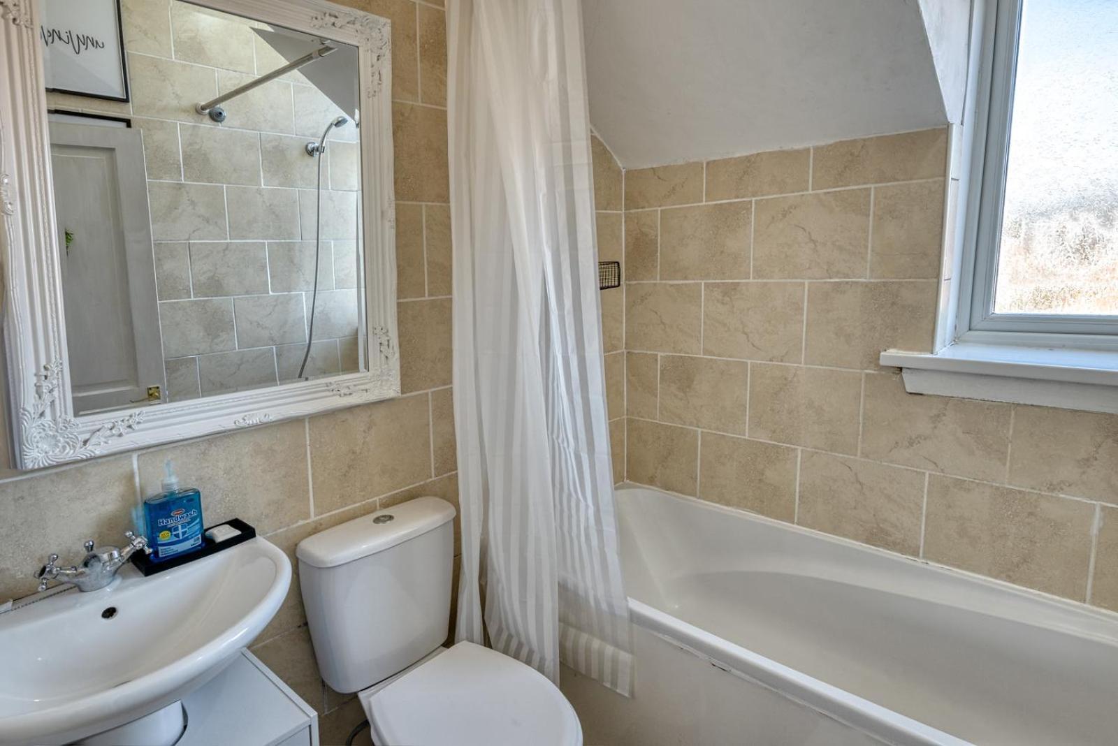 Cosy Pet Friendly Home, Fits 6, Free Parking *
