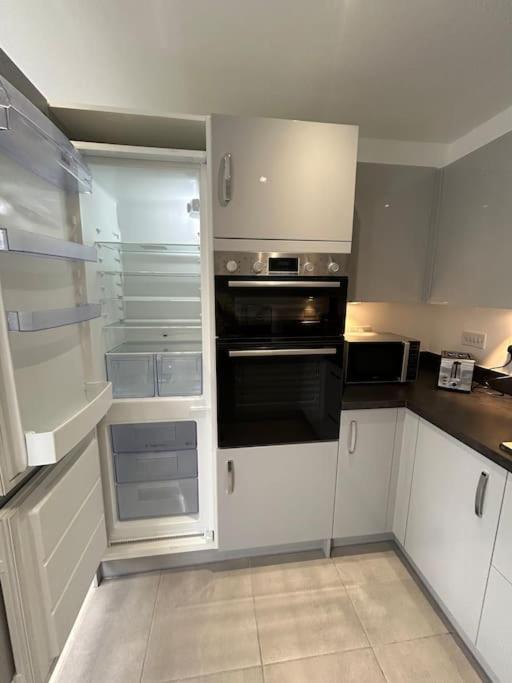 Vakantiehuis 4-bedroom New House Near Centre *
