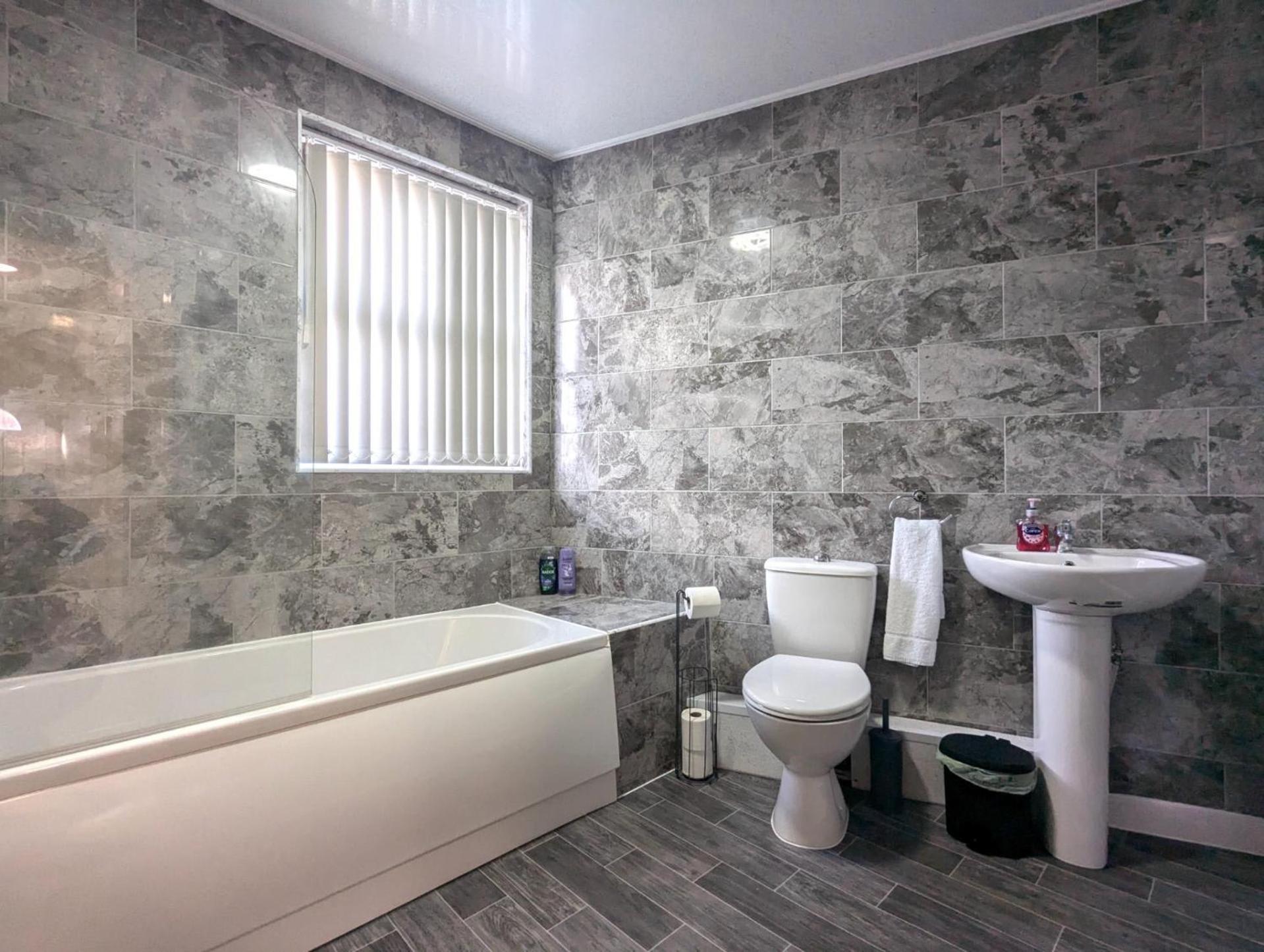 Holiday home Spacious Powell Sleeps 11 6 Bed 1 5 Bath Manchester