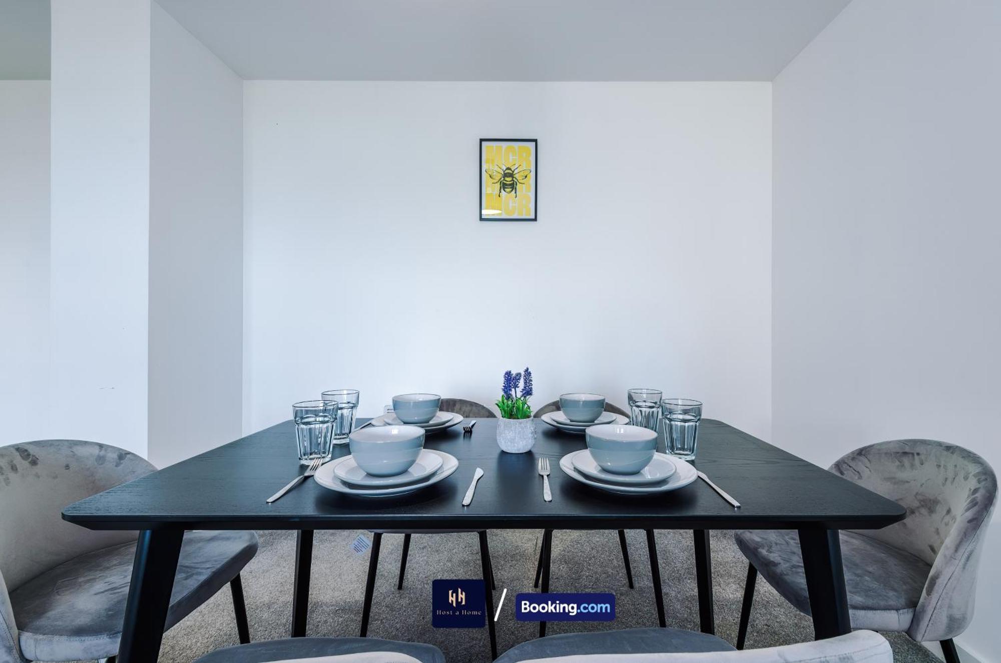 Large 2 Bedroom With Balcony By Host A *