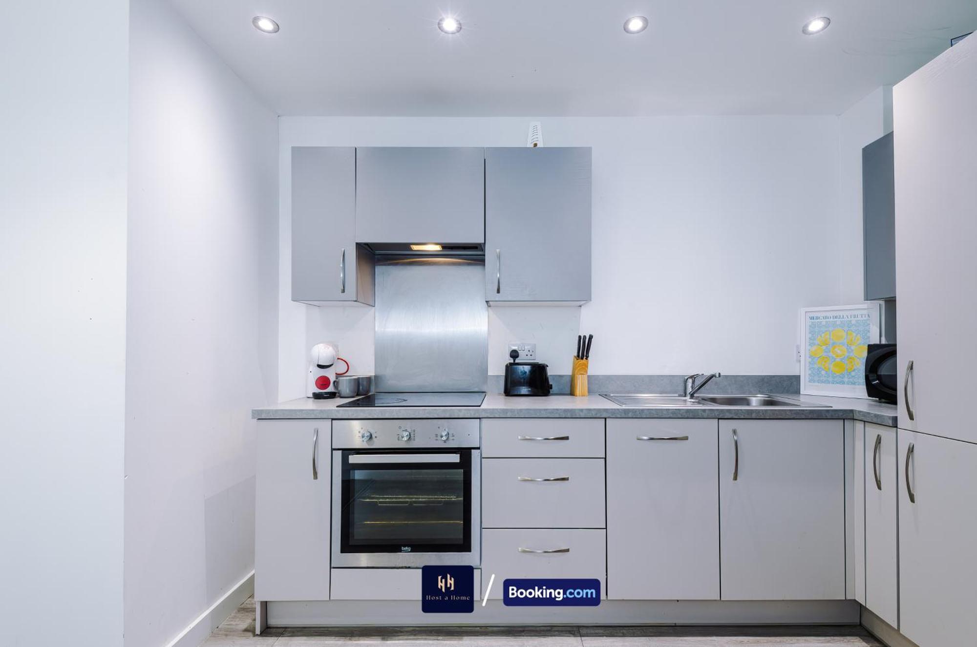 Large 2 Bedroom With Balcony By Host A Apartment Manchester