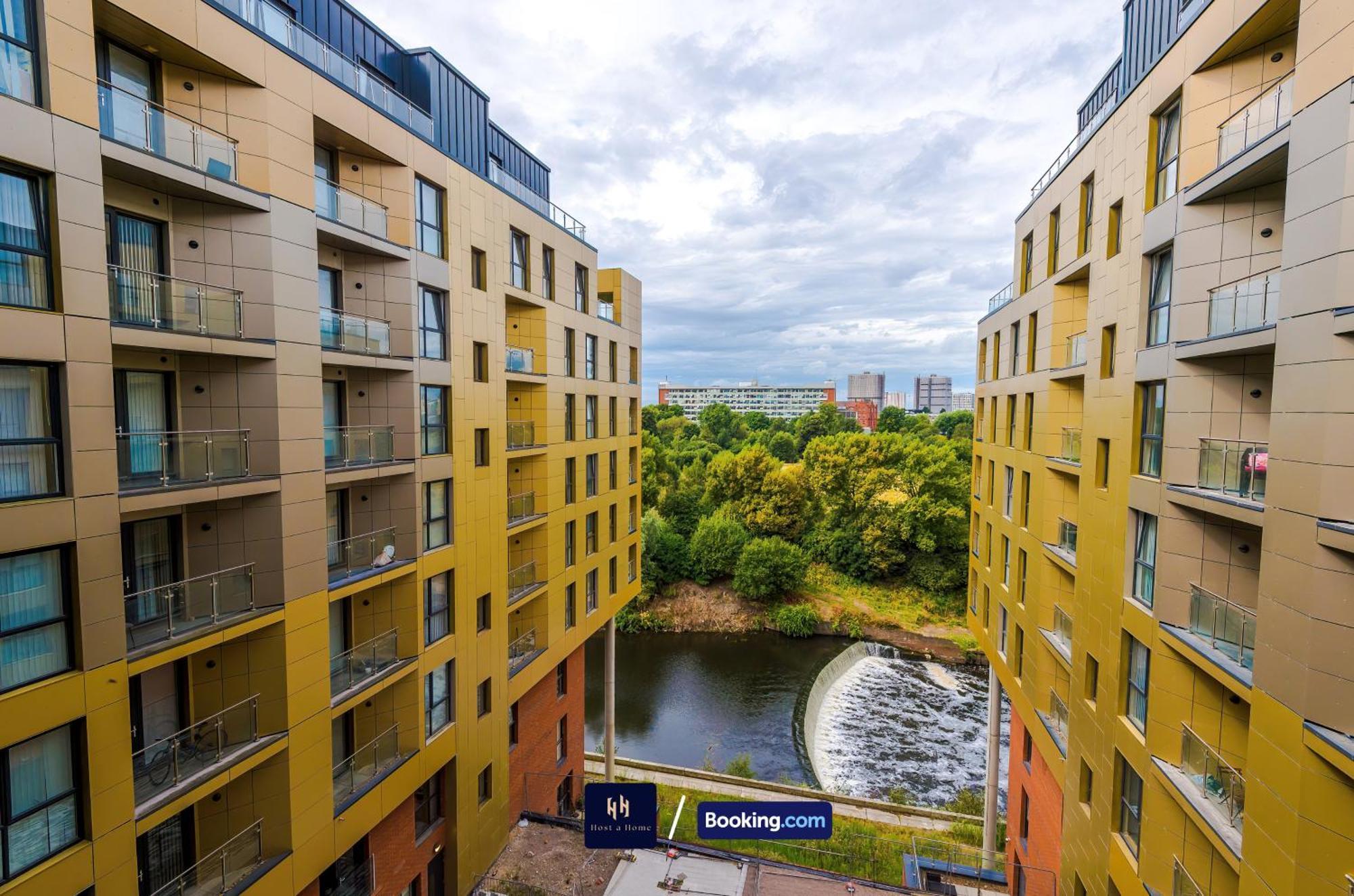 Large 2 Bedroom With Balcony By Host A Apartment *