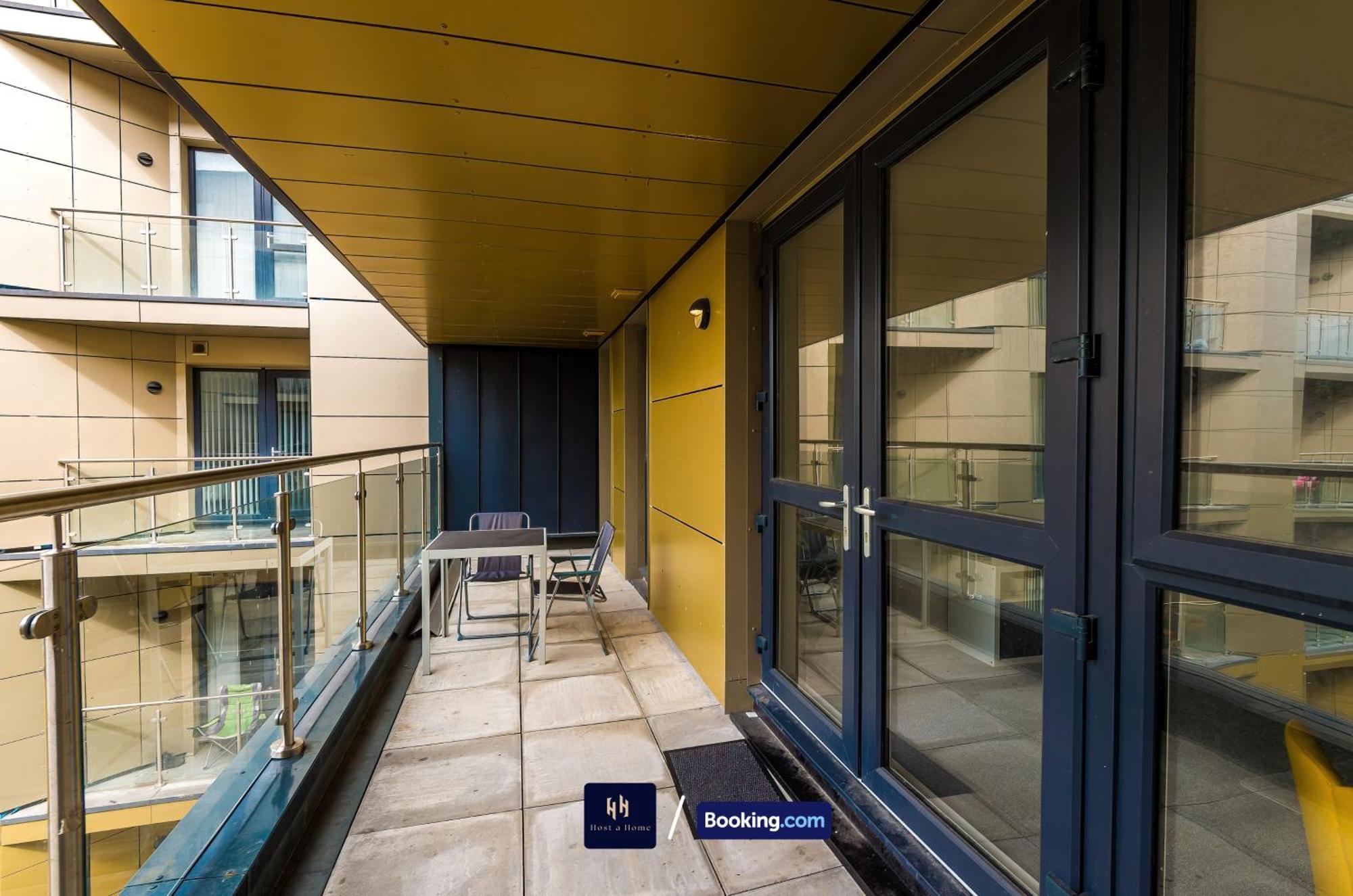 Large 2 Bedroom With Balcony By Host A Apartment