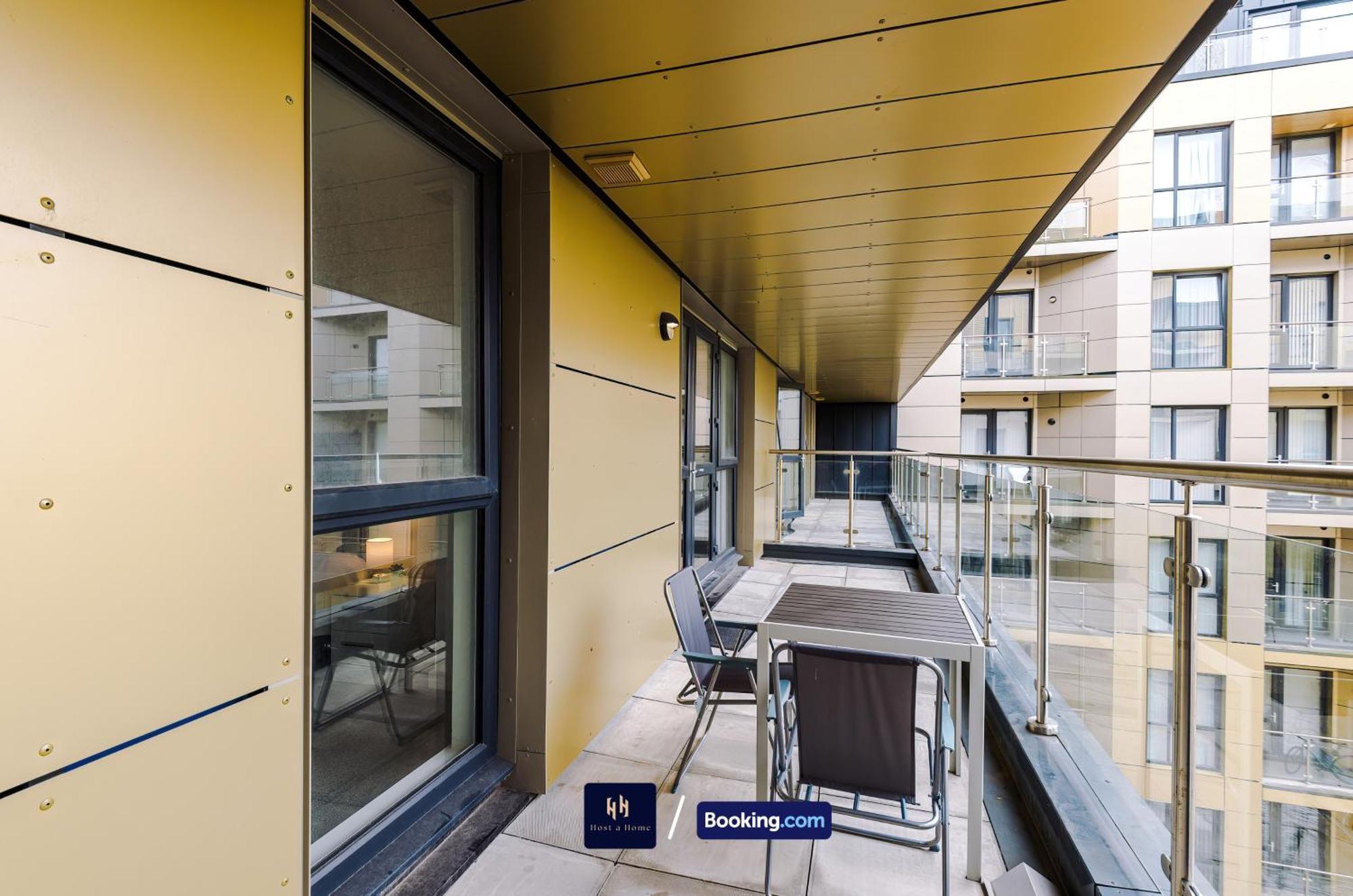 Large 2 Bedroom With Balcony By Host A *
