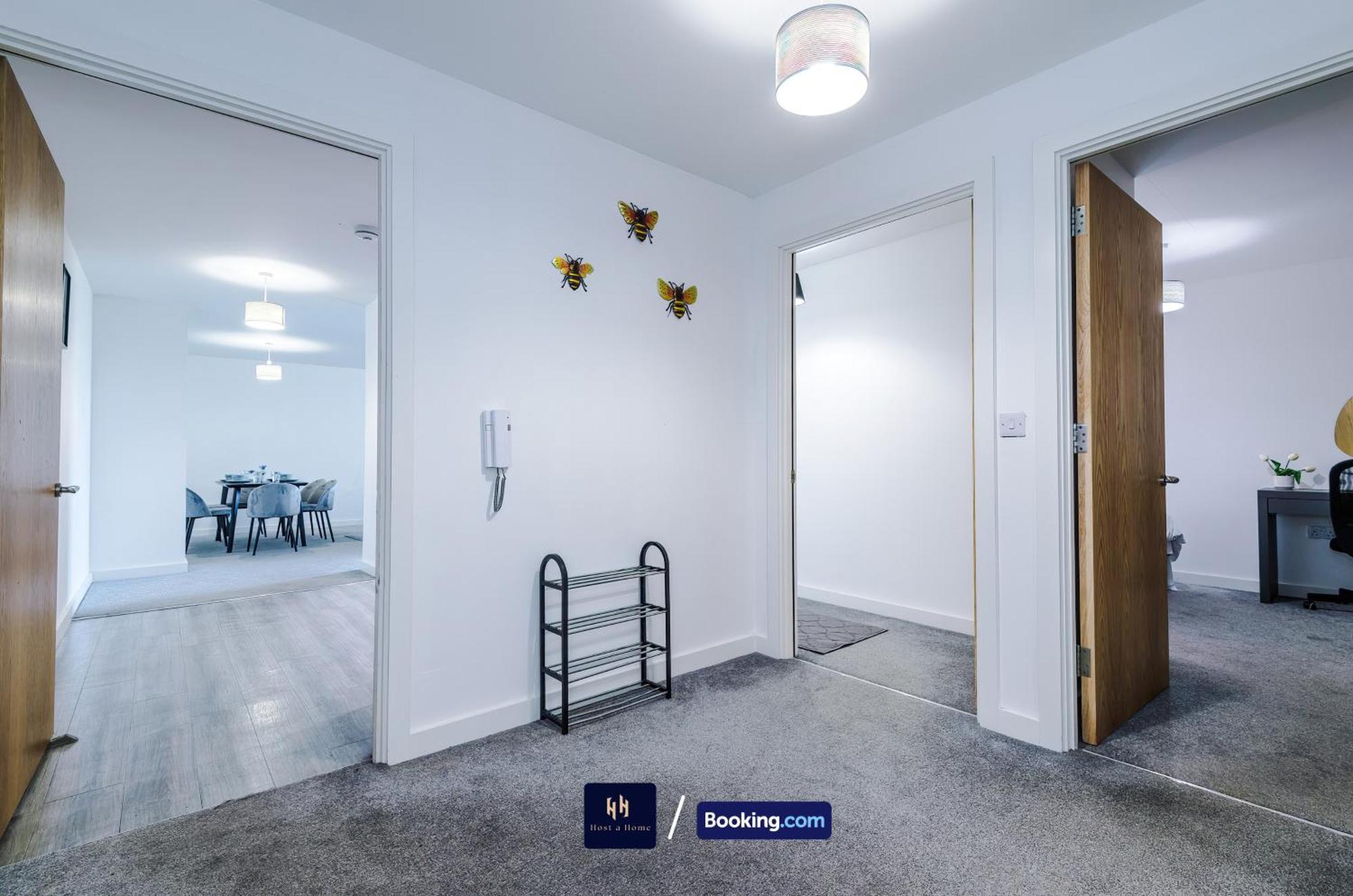 Large 2 Bedroom With Balcony By Host A *