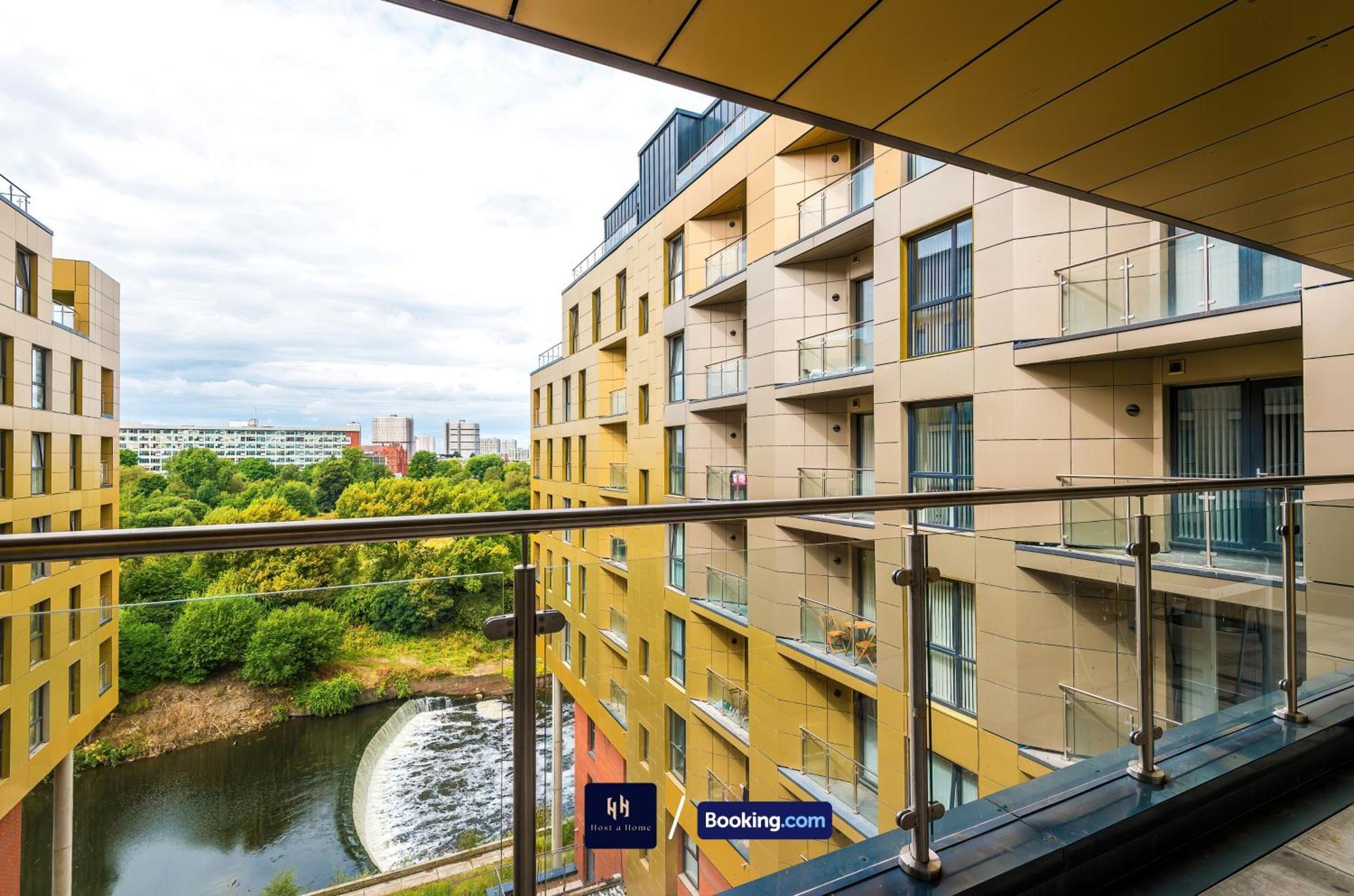 Large 2 Bedroom With Balcony By Host A Apartment