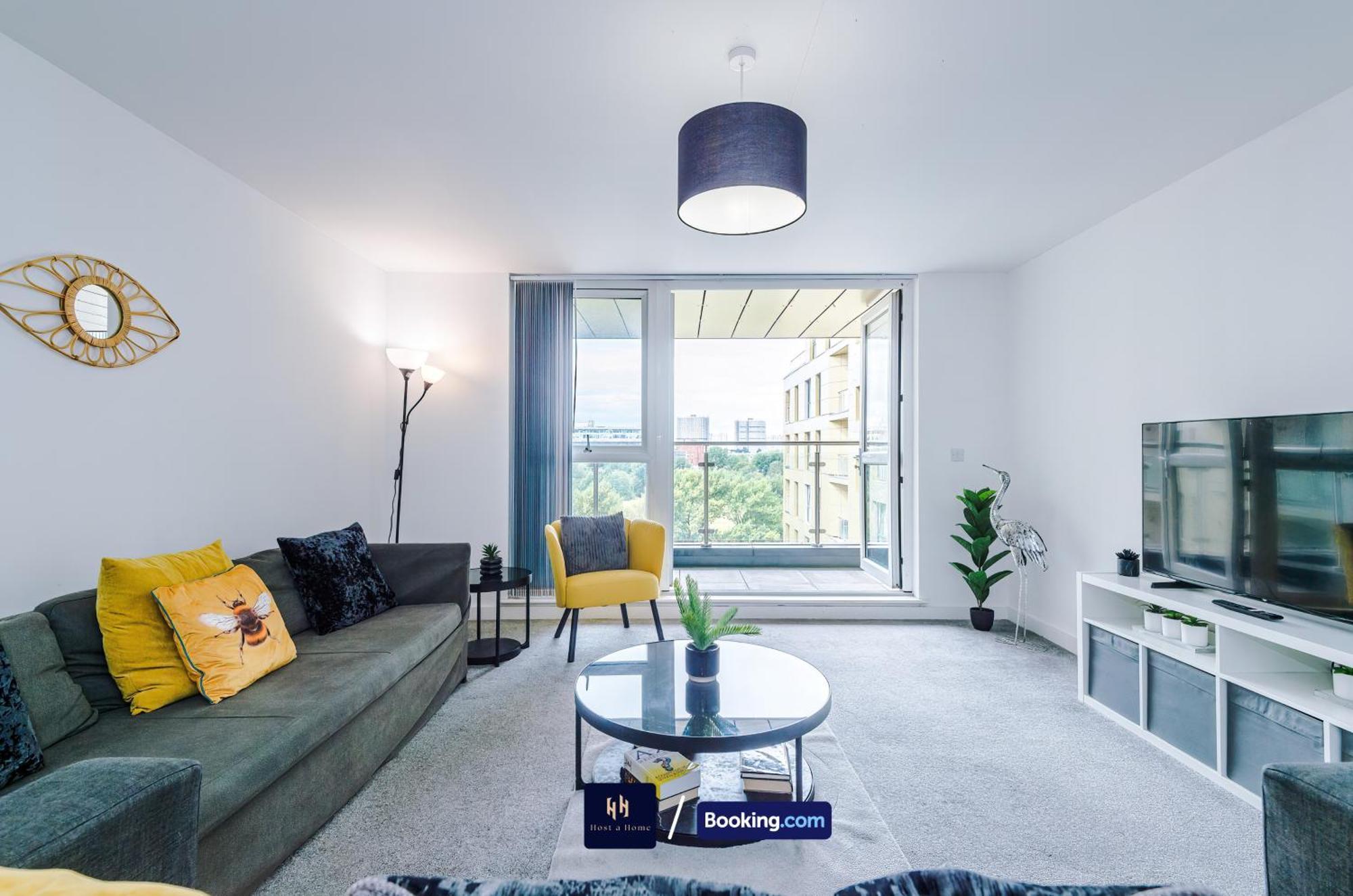 Large 2 Bedroom With Balcony By Host A Apartment *