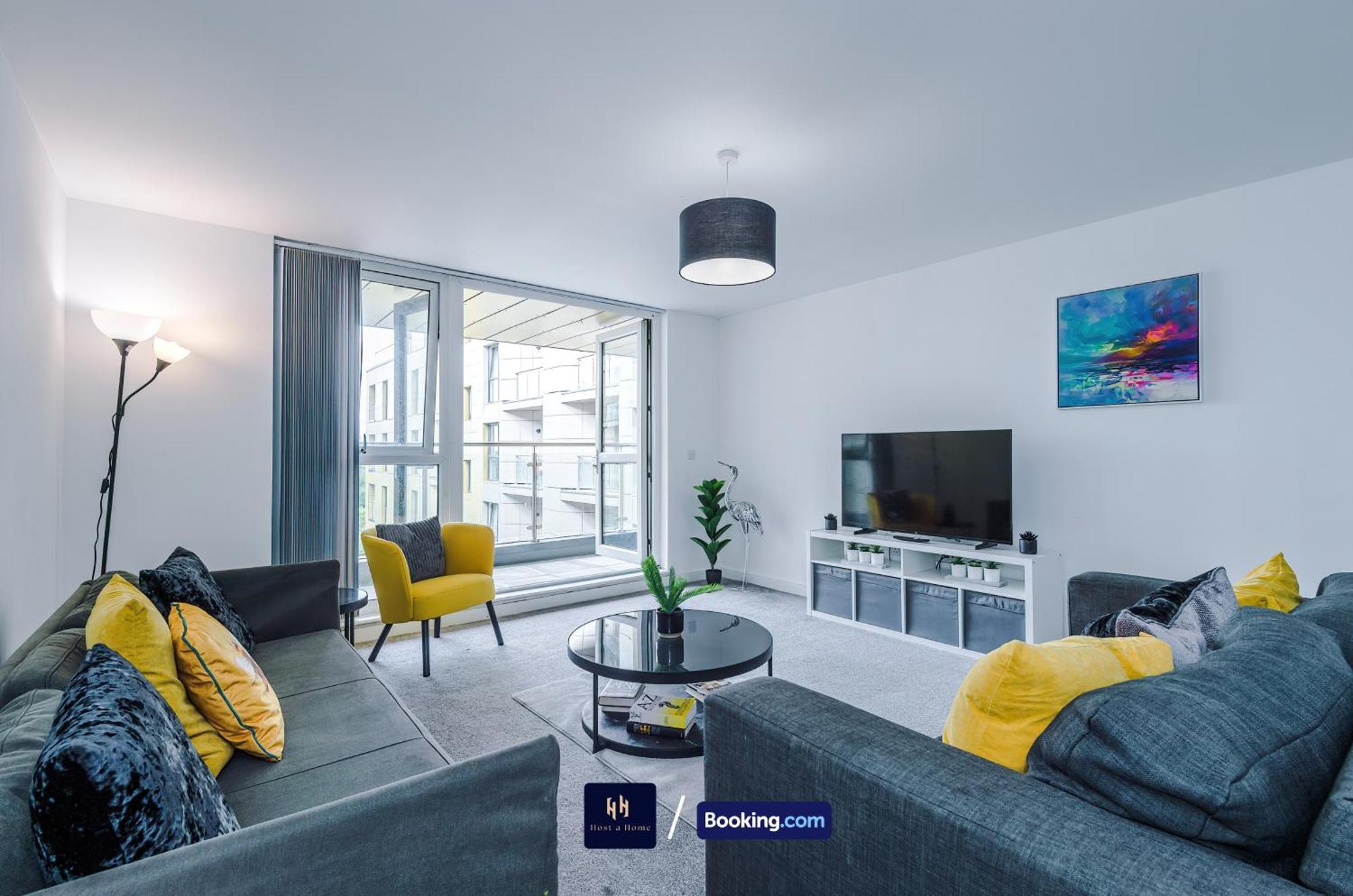 Large 2 Bedroom With Balcony By Host A Apartment *