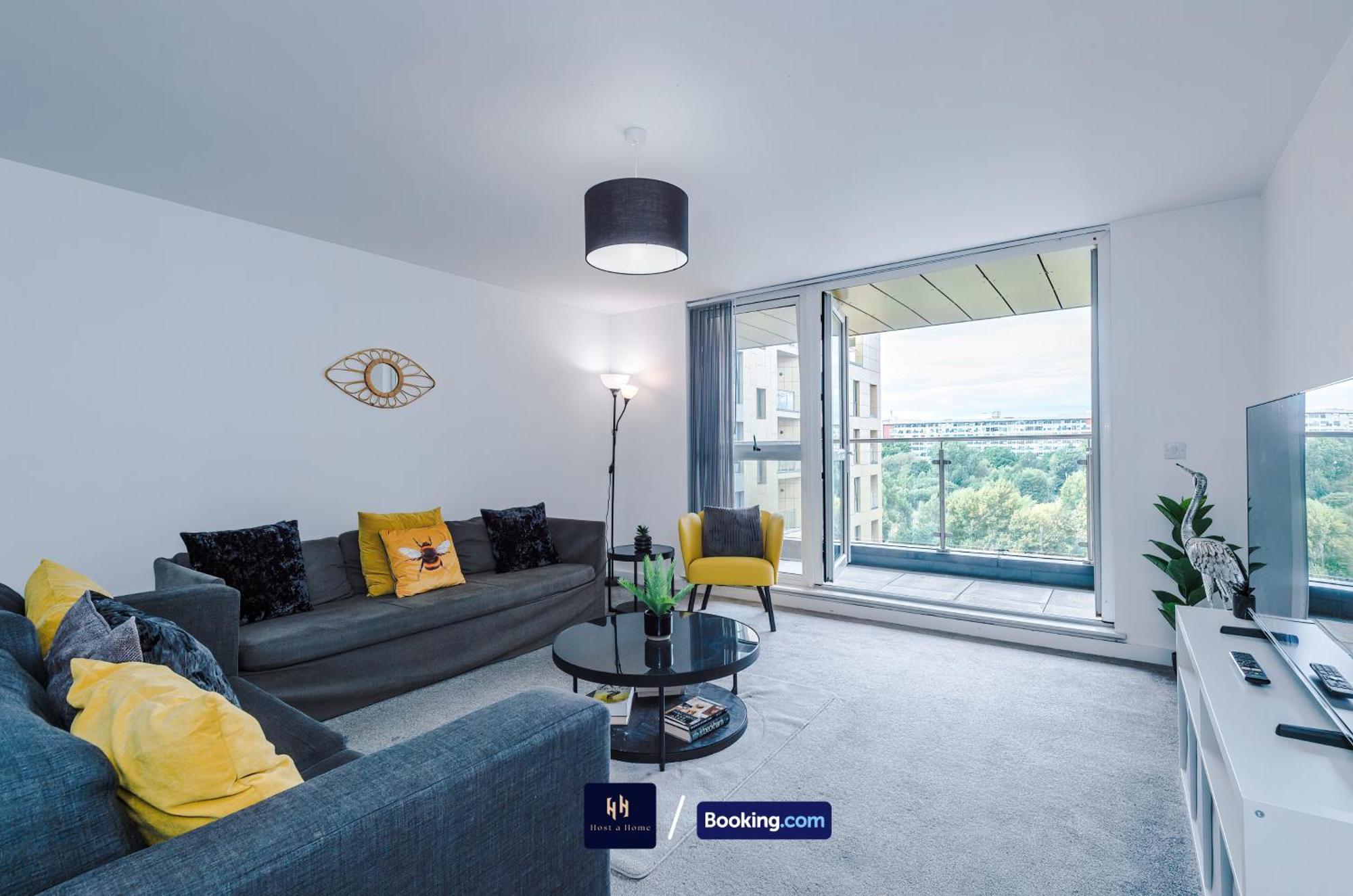Large 2 Bedroom With Balcony By Host A * Manchester