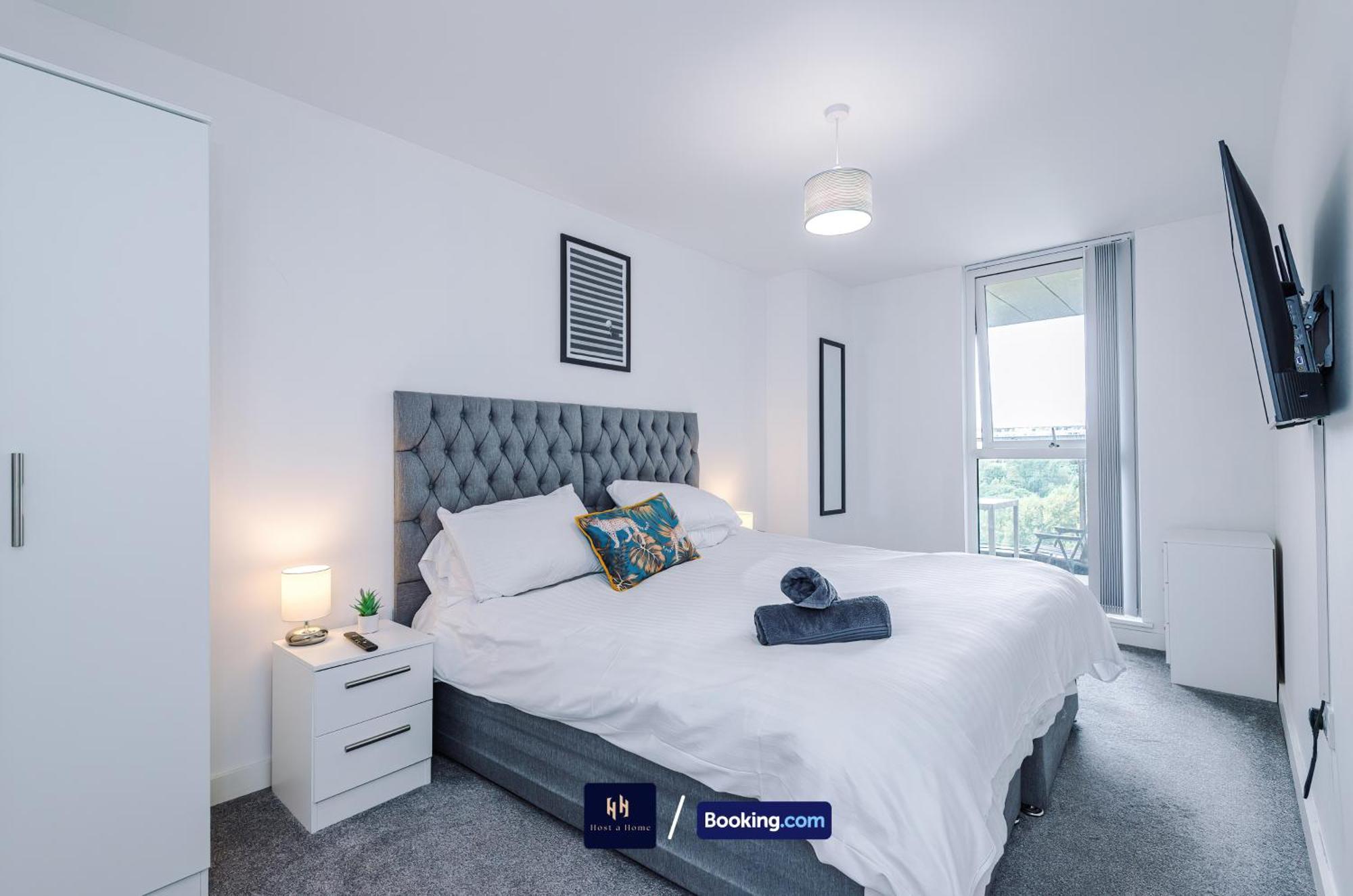Apartment Large 2 Bedroom With Balcony By Host A *