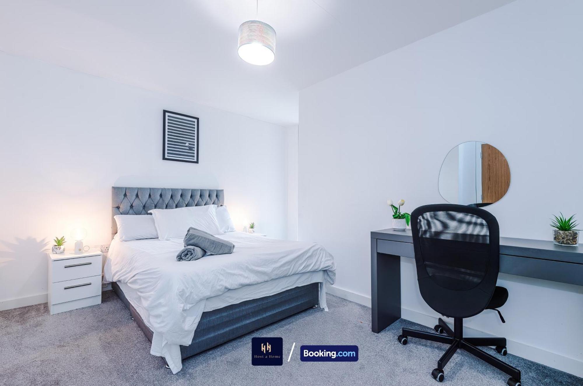 Large 2 Bedroom With Balcony By Host A Apartment Manchester